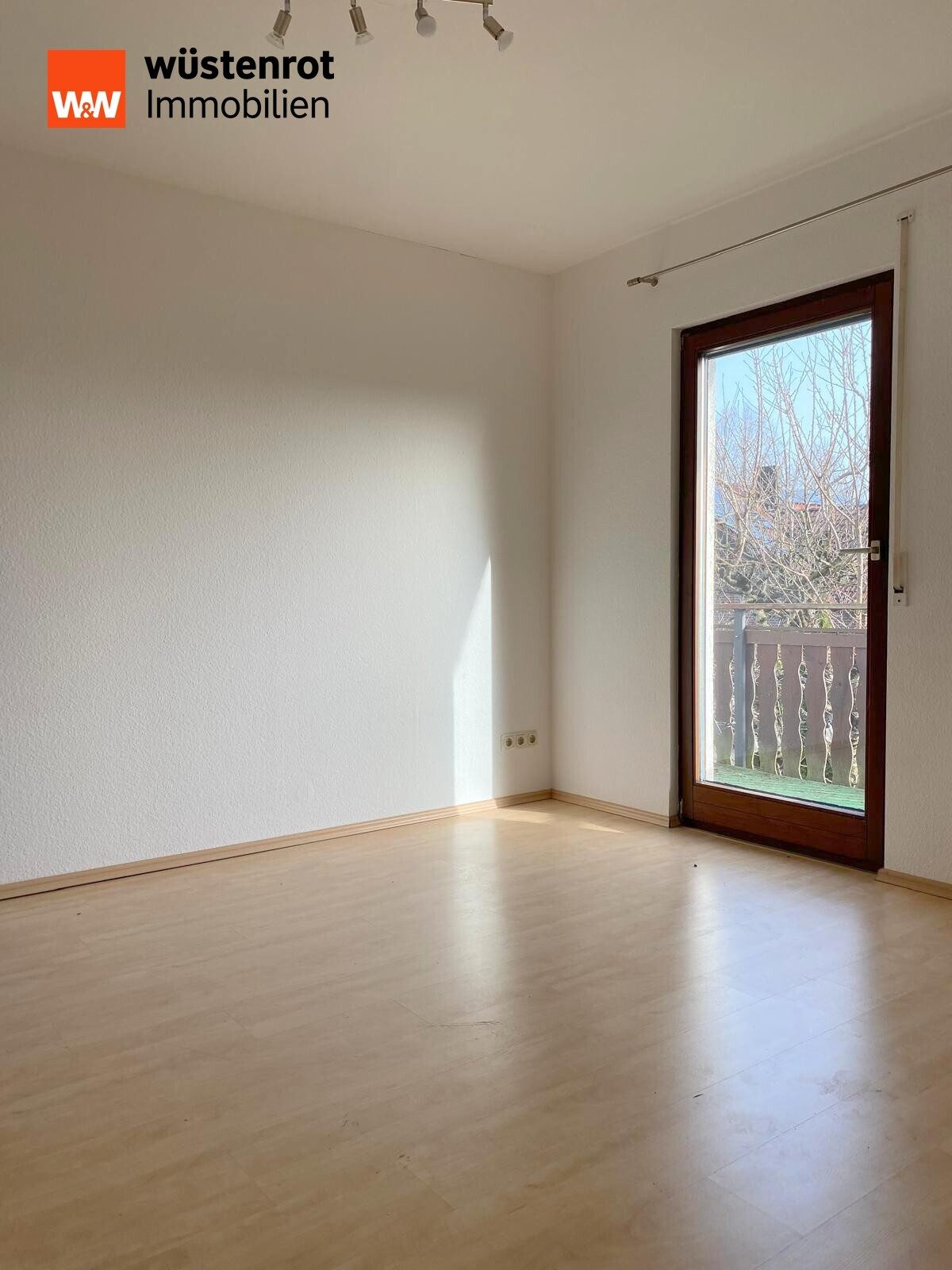 Immobilienangebot - Eschach - Alle - Sofort einziehen! Wohnhaus in ruhiger Wohnlage mit Garage, offener Kamin und großem Hobbyraum!