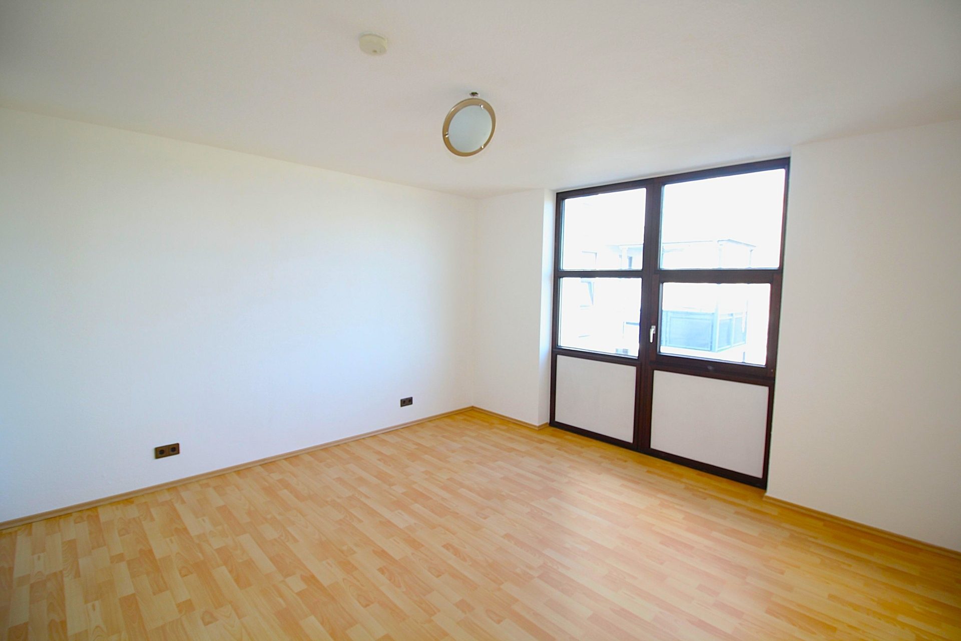 Immobilienangebot - Sankt Augustin - Alle - Bezugsfreie, barrierearme und frisch renovierte 2 Zimmer ETW mit Terrasse, Aufzug und TG-Stellplatz.