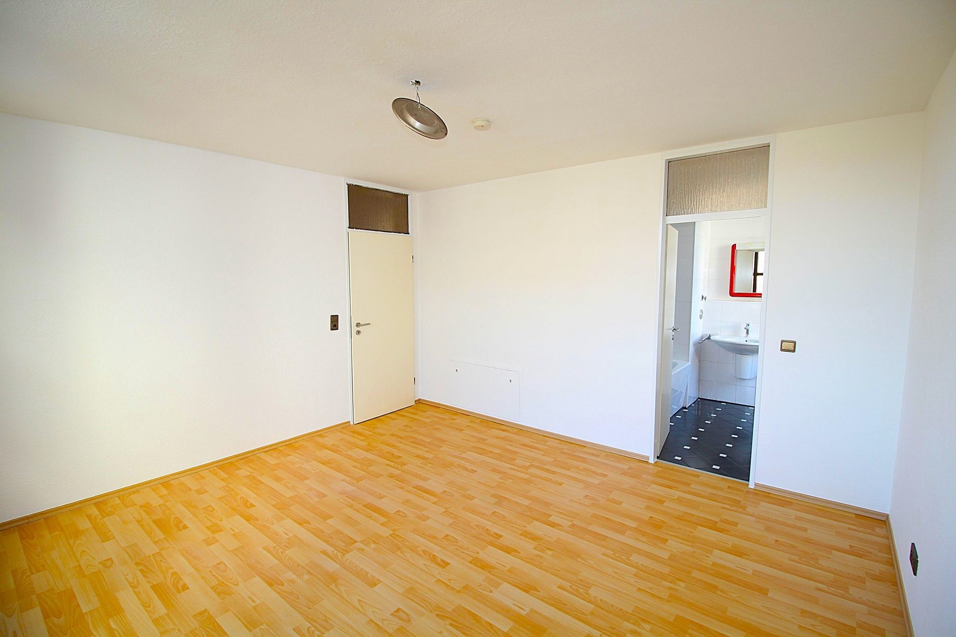 Immobilienangebot - Sankt Augustin - Alle - Bezugsfreie, barrierearme und frisch renovierte 2 Zimmer ETW mit Terrasse, Aufzug und TG-Stellplatz.