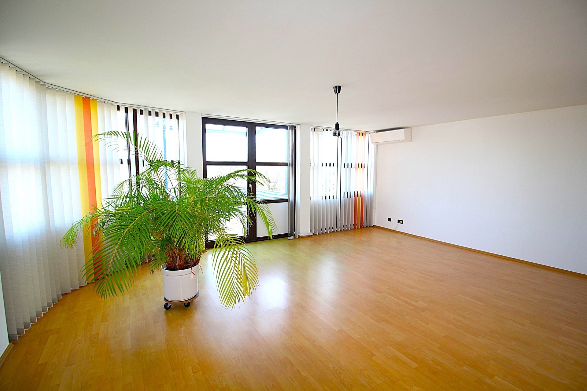 Immobilienangebot - Sankt Augustin - Alle - Bezugsfreie, barrierearme und frisch renovierte 2 Zimmer ETW mit Terrasse, Aufzug und TG-Stellplatz.