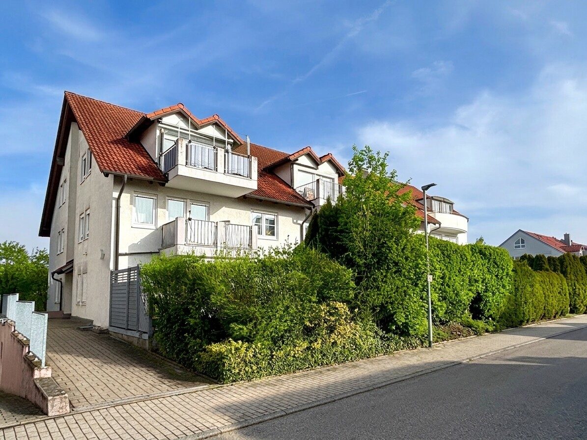 Immobilienangebot - Sindelfingen - Alle - Charmante 3-Zimmer-Dachgeschoßwohnung mit Galerie und sonnigem Balkon