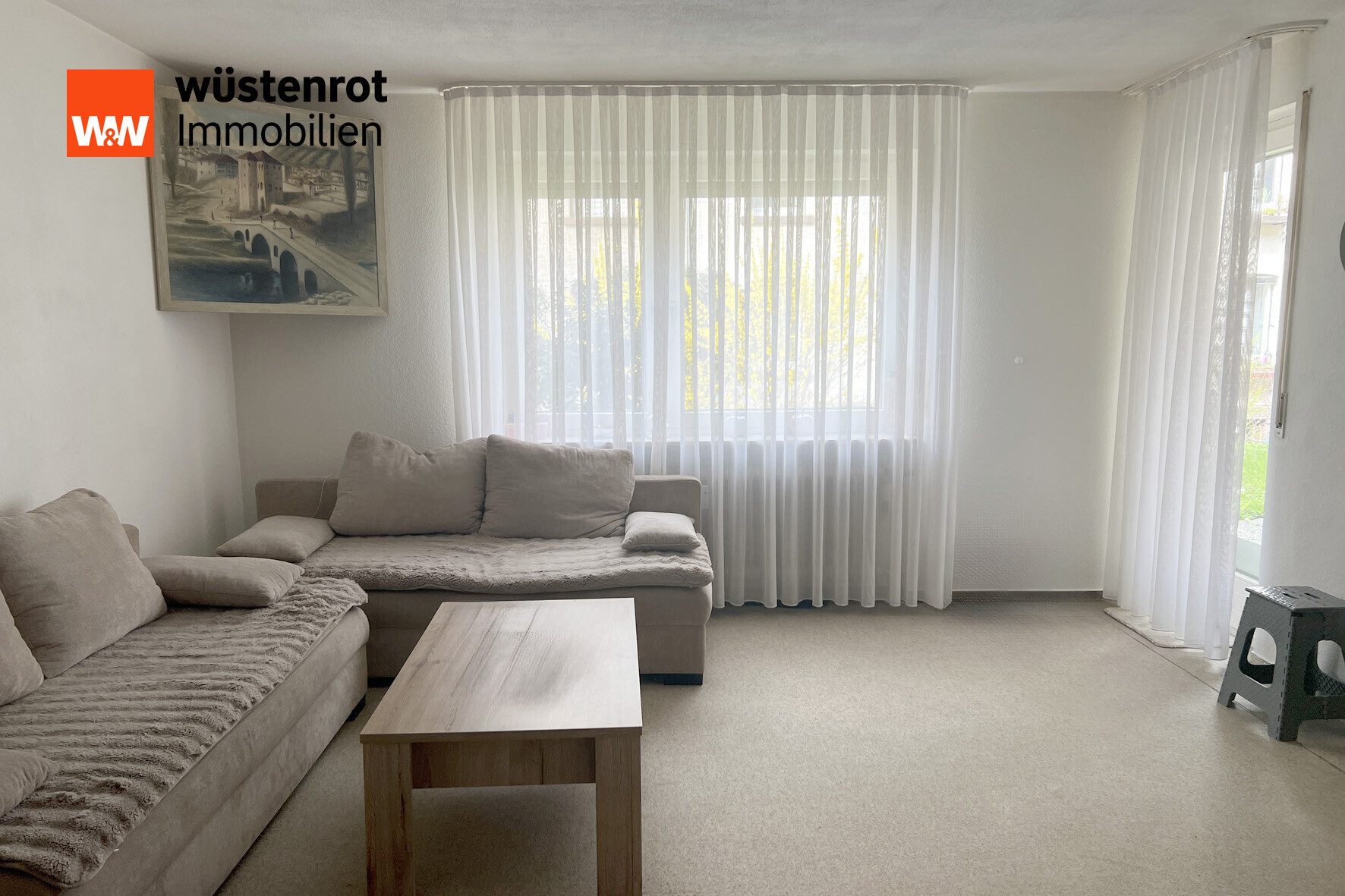 Wohnzimmer Immobilienangebot - Stuttgart - Alle - Vermietete 2-Zimmer-Wohnung mit Terrasse und Tiefgaragenstellplatz – in Bad Cannstatt