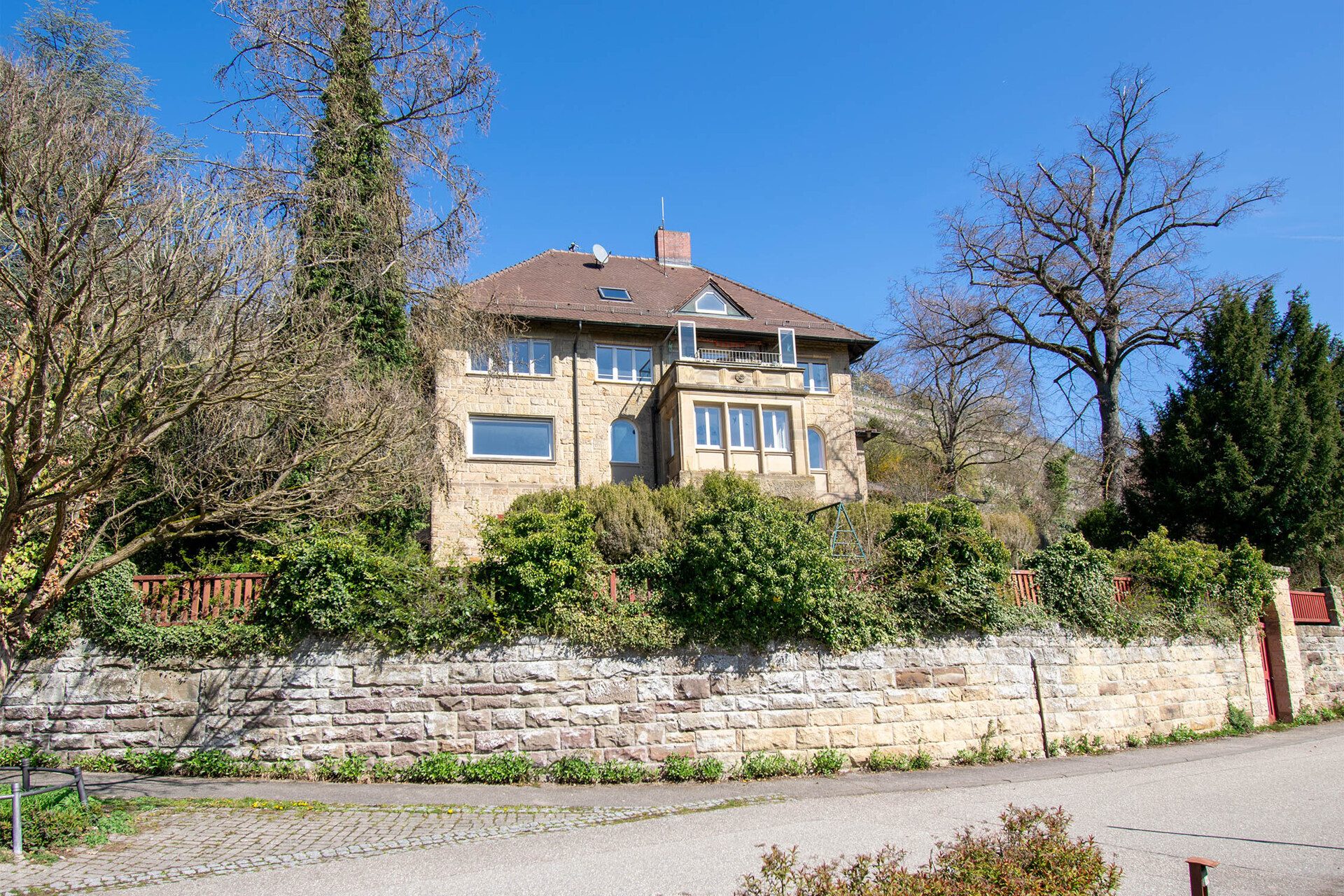 Immobilienangebot - Maulbronn - Alle - Herrschaftliche Villa mit viel Raum zum gestalten auf einem großen Grundstück in bester Lage