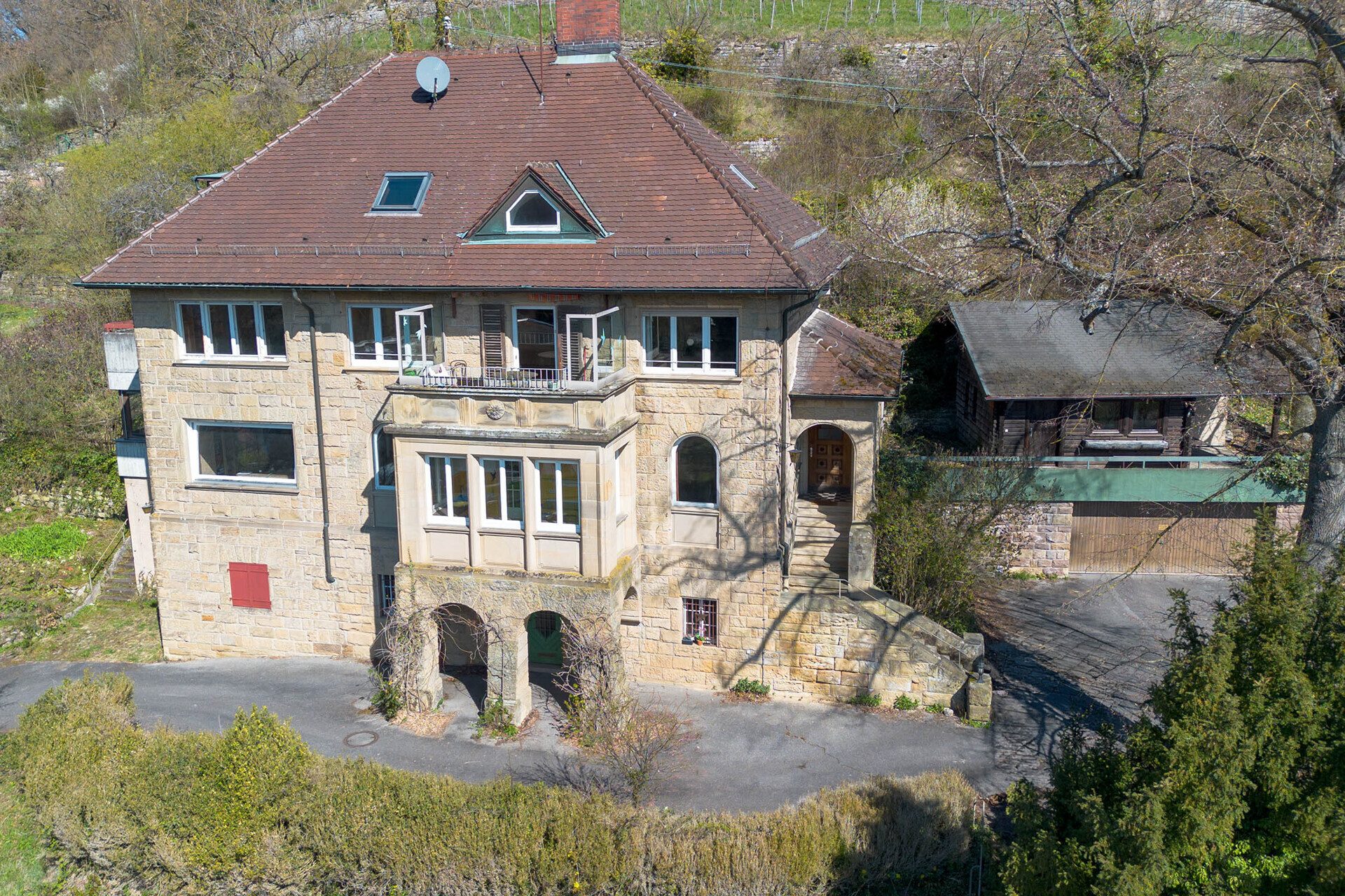 Immobilienangebot - Maulbronn - Alle - Herrschaftliche Villa mit viel Raum zum gestalten auf einem großen Grundstück in bester Lage
