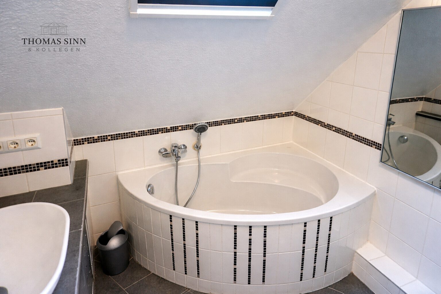 Immobilienangebot - Heilbronn - Alle - Charmante 3 Zi. DG ETW + ausgebaute Bühne - in 3-Familienhaus - Raum für Ihre Modernisierungsideen