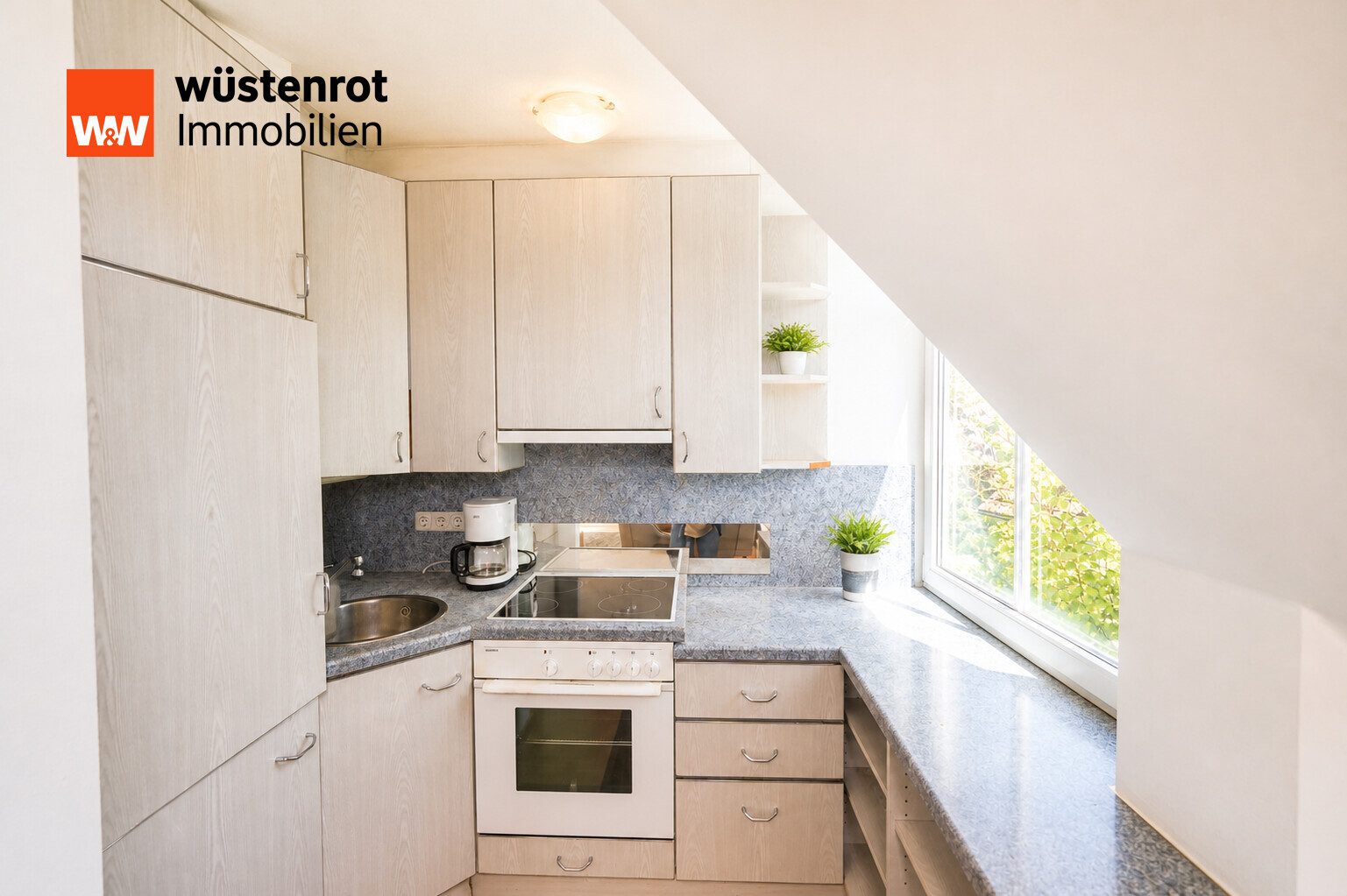 Immobilienangebot - München - Alle - Helle, gut geschnittene 2-Zi.-DG-Wohnung mit Balkon & Spitzboden in kleiner Wohnanlage