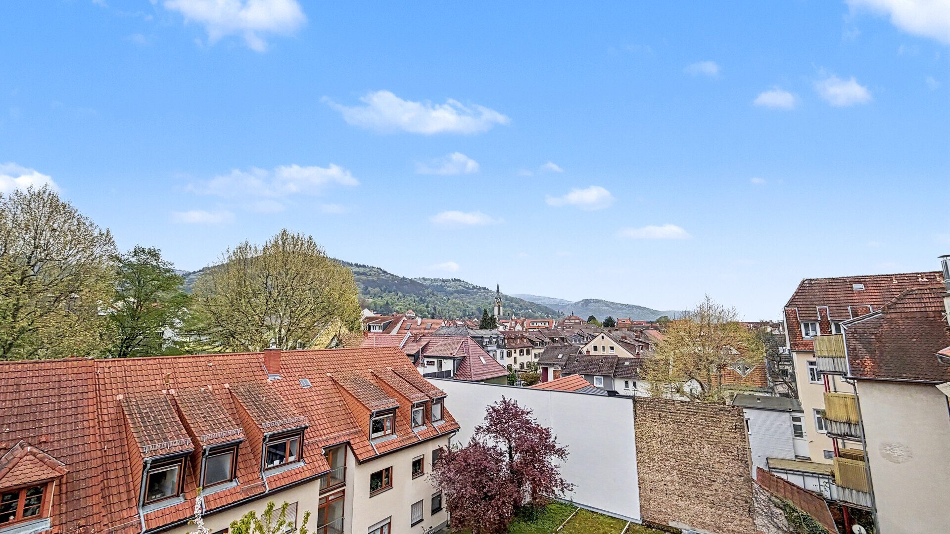 Immobilienangebot - Heidelberg / Handschuhsheim - Alle - Helle Dachgeschosswohnung mit Balkon in zentraler Lage von HD-Handschuhsheim