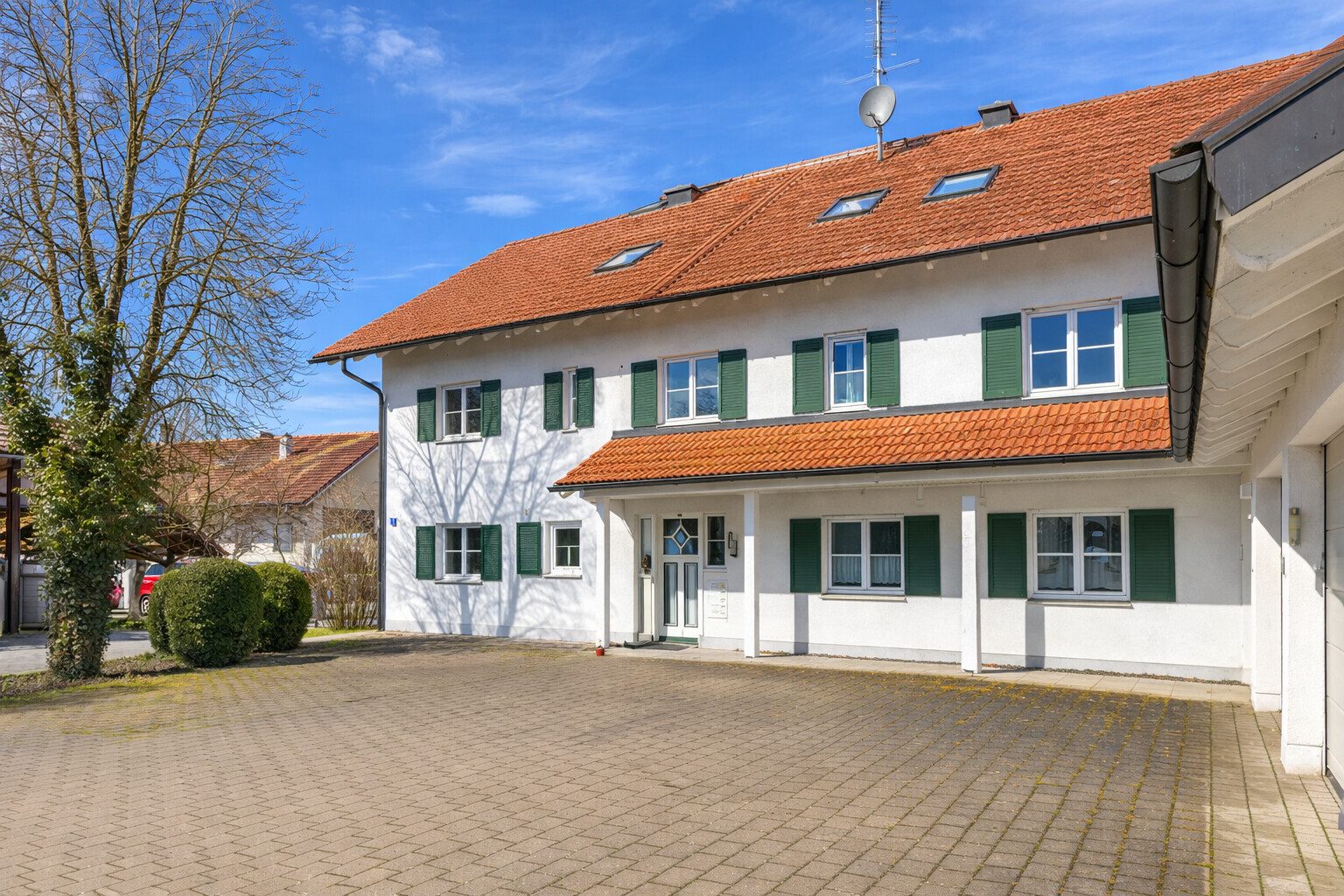 Immobilienangebot - Jengen / Weicht - Alle - Großzügiges 3(-4) Familienhaus mit Garten, 4 Balkonen und vielseitigem Nutzungspotenzial