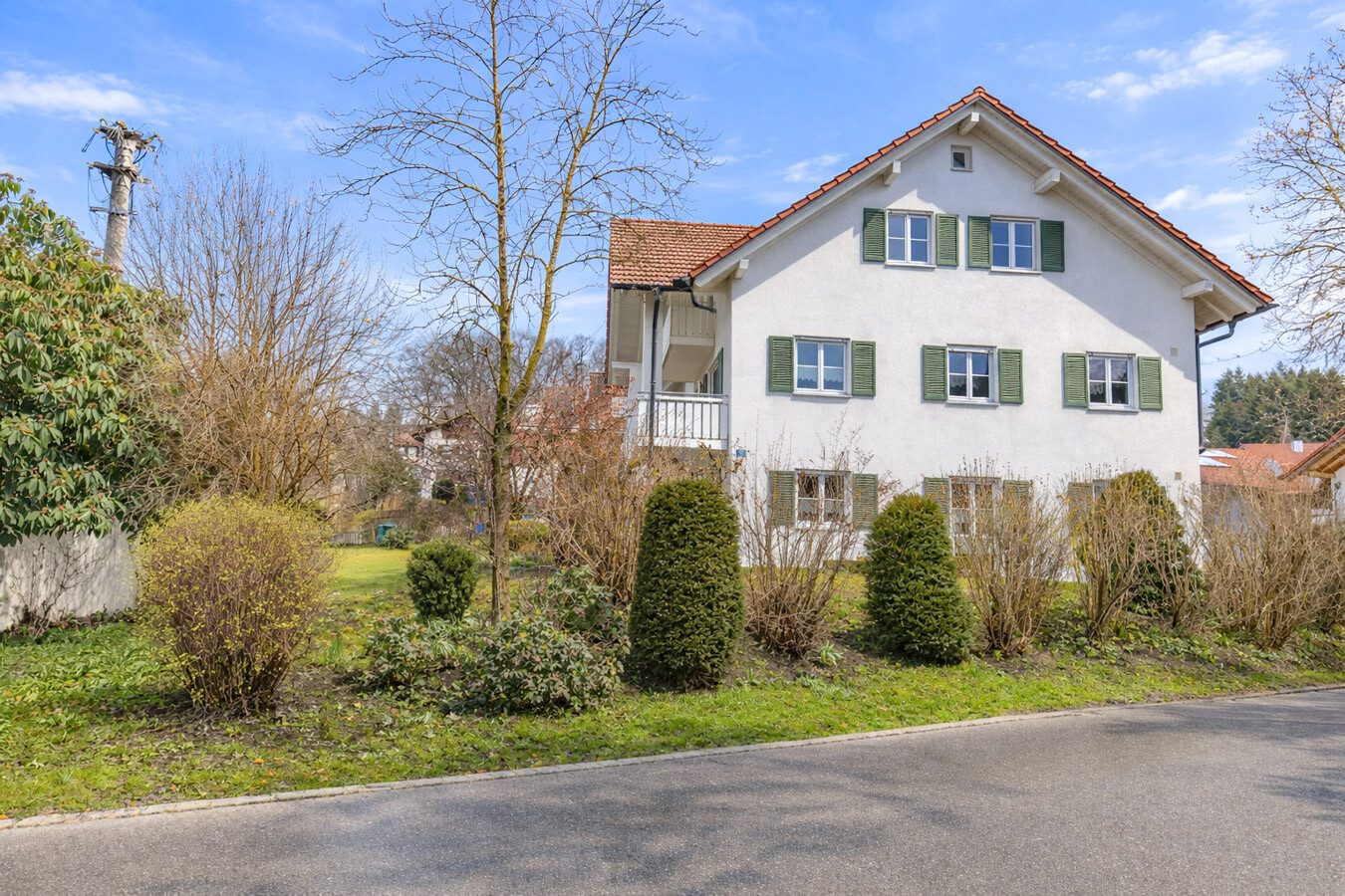 Immobilienangebot - Jengen / Weicht - Alle - Großzügiges 3(-4) Familienhaus mit Garten, 4 Balkonen und vielseitigem Nutzungspotenzial