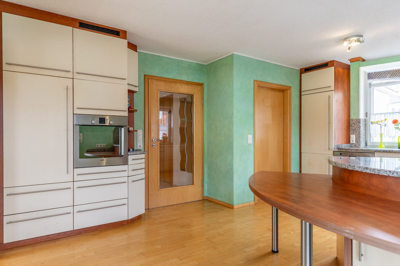 Immobilienangebot - Jengen / Weicht - Alle - Großzügiges 3(-4) Familienhaus mit Garten, 4 Balkonen und vielseitigem Nutzungspotenzial