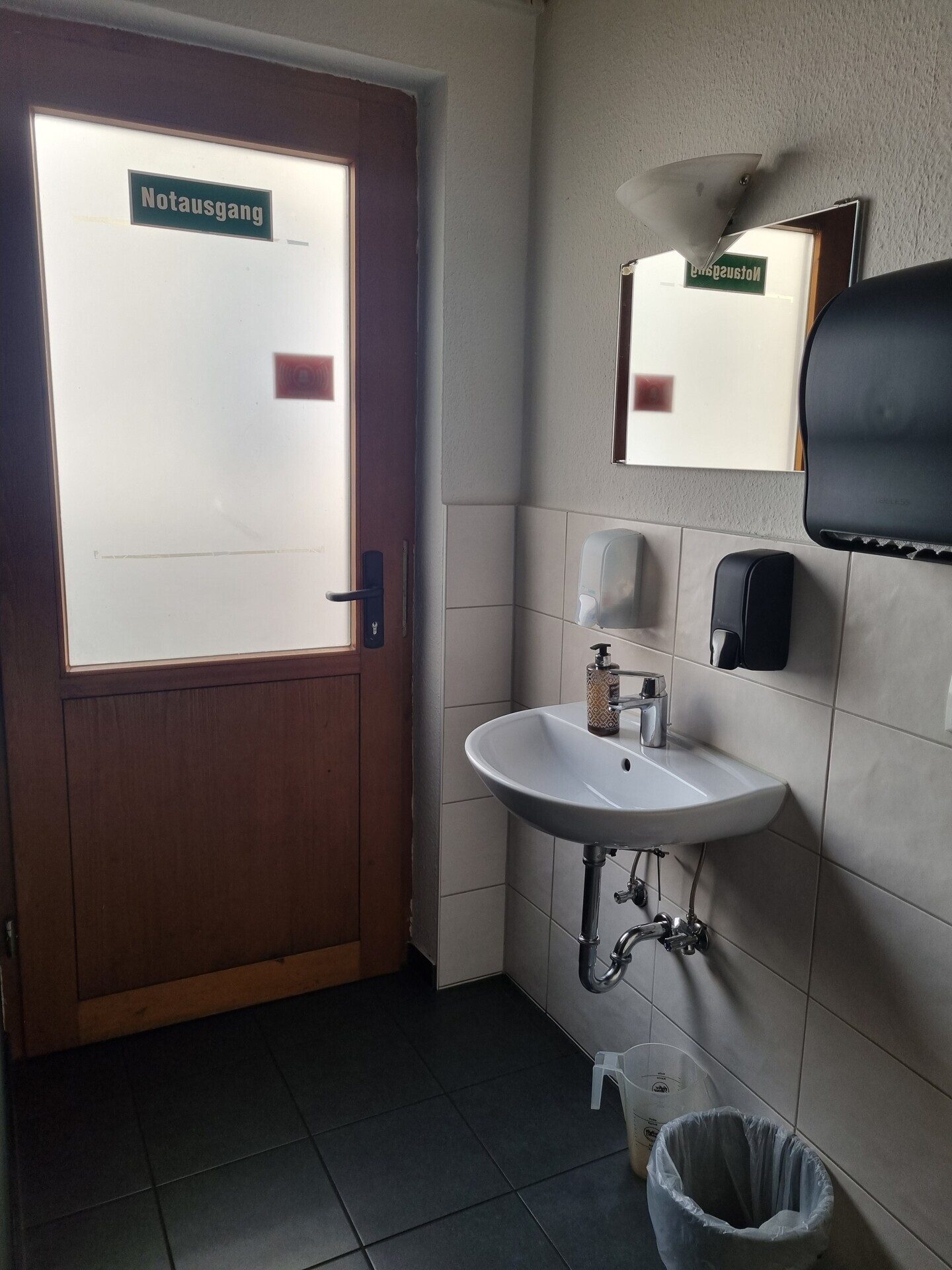 Immobilienangebot - Fürth - Alle - Vermietetes Ladengeschäft mit Sanitär- und Nebenräumen in frequenter Sichtlage