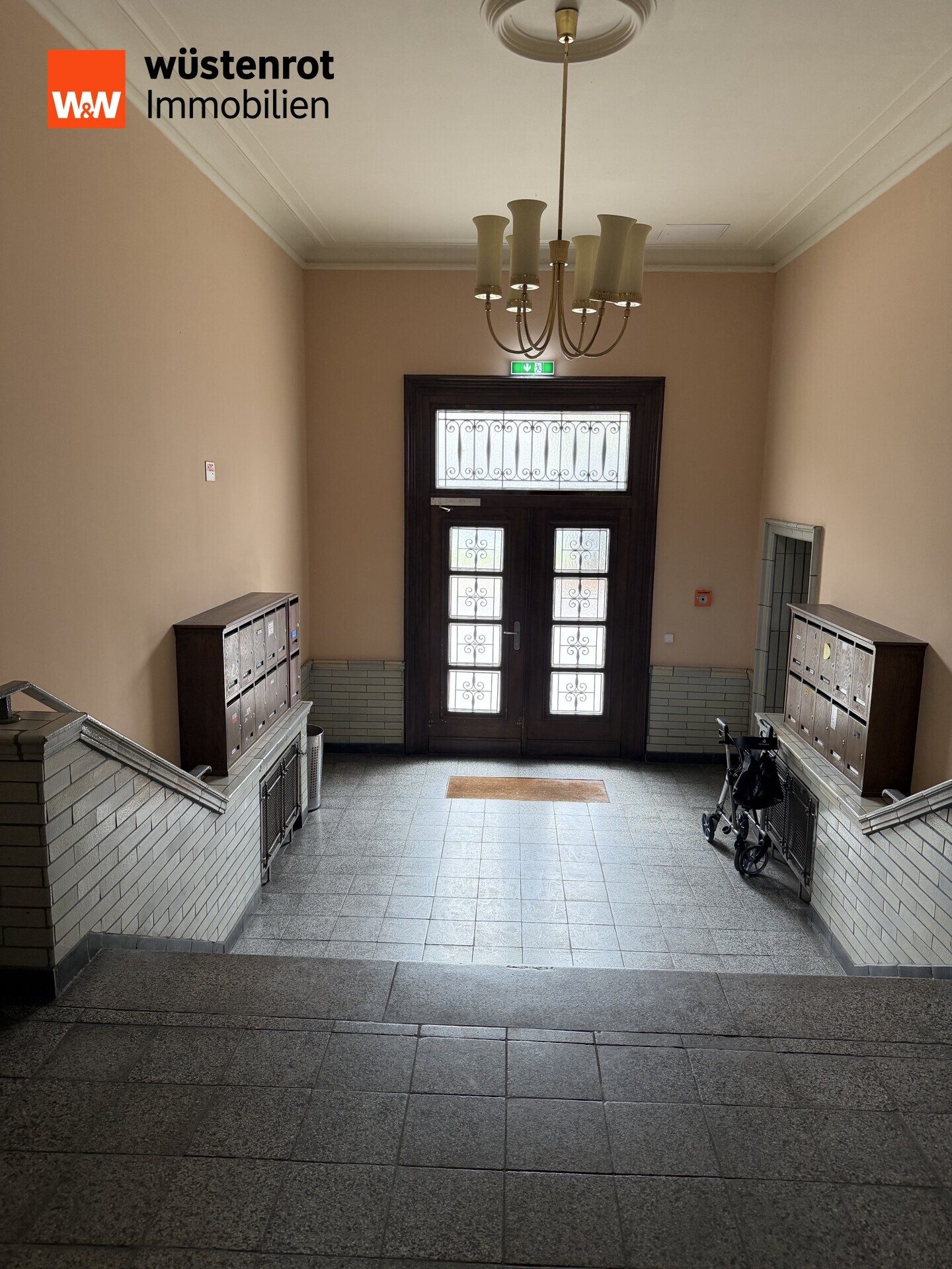 Eingang Straßenseite Immobilienangebot - Berlin Friedrichshain - Alle - Kapitalanlage! Attraktive Altbauwohnung Friedrichshain am Frankfurter Tor als sichere Kapitalanlage!