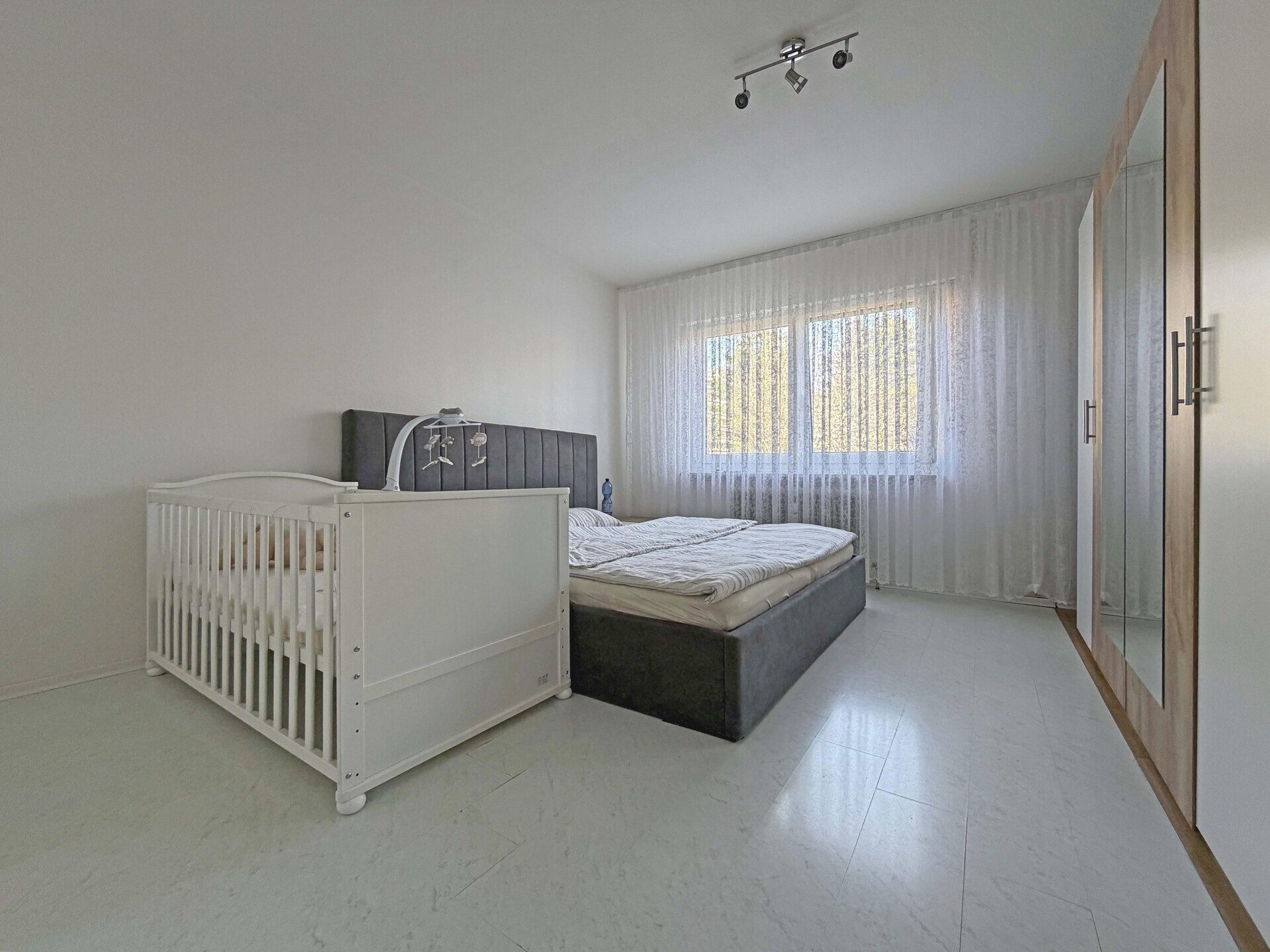 Immobilienangebot - Villingen-Schwenningen - Alle - Sorry...leider reserviert. 3 große Zimmer auf
88 m². Überdachter Mega-Balkon. Eigene
Tiefgarage.