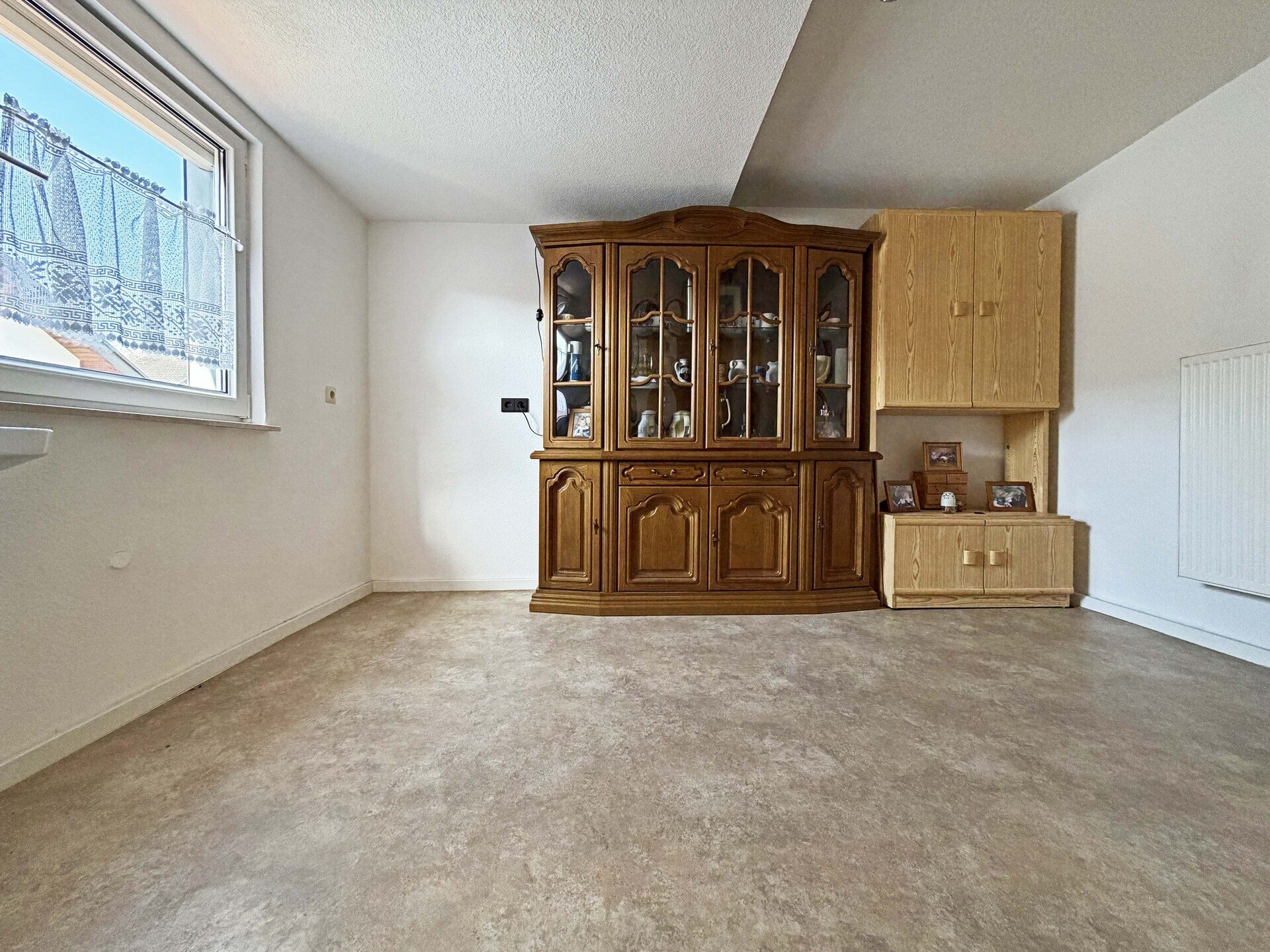 Immobilienangebot - Frickenhausen / Tischardt - Alle - Glücksgriff für Familien und Schrauber. 
8 Zimmer auf 149 m². Plus 251 m² Fläche.
2 große Garagen.
