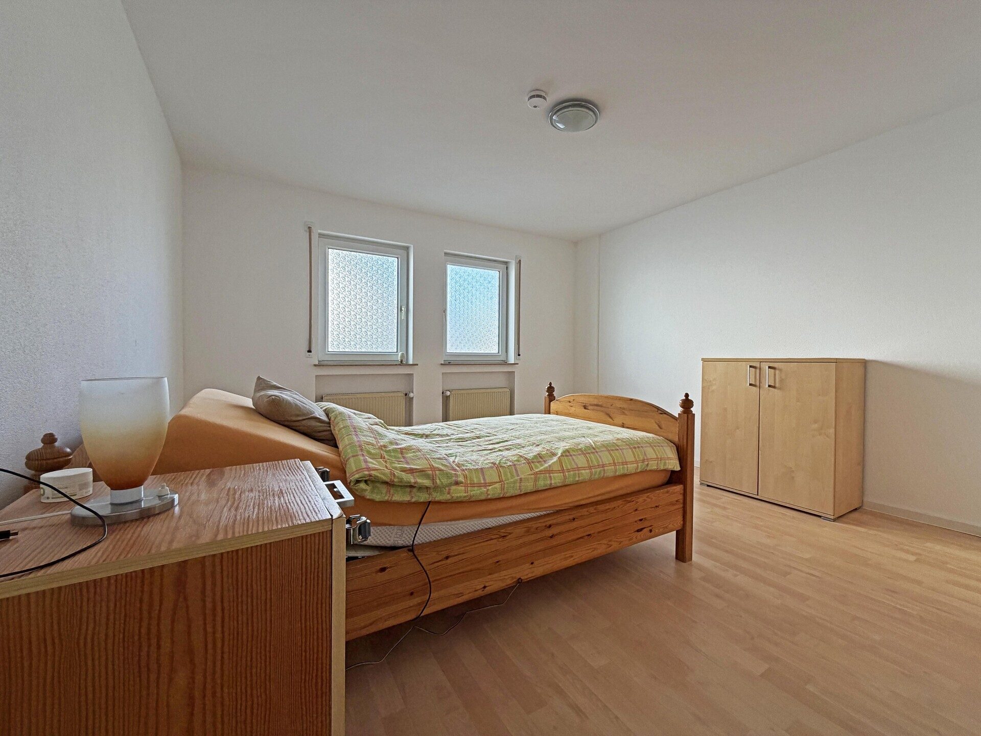 Immobilienangebot - Frickenhausen / Tischardt - Alle - Glücksgriff für Familien und Schrauber. 
8 Zimmer auf 149 m². Plus 251 m² Fläche.
2 große Garagen.