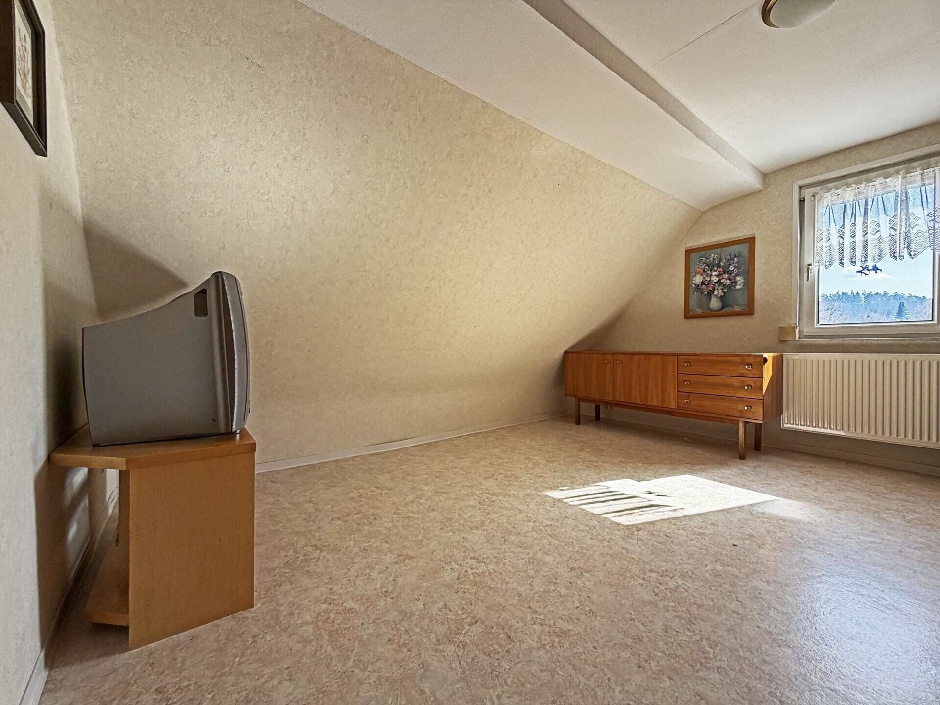 Immobilienangebot - Frickenhausen / Tischardt - Alle - Glücksgriff für Familien und Schrauber. 
8 Zimmer auf 149 m². Plus 251 m² Fläche.
2 große Garagen.