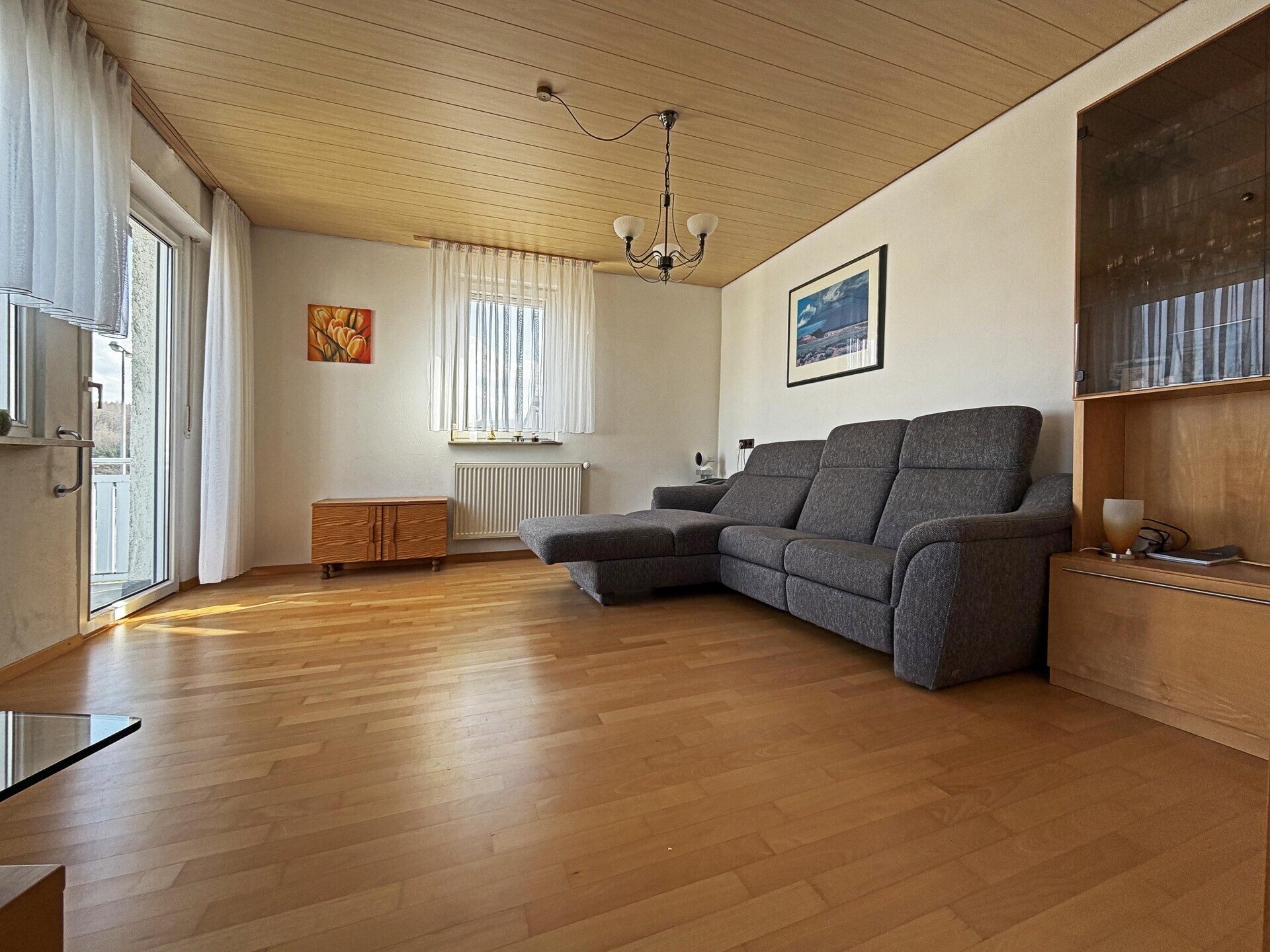 Immobilienangebot - Frickenhausen / Tischardt - Alle - Glücksgriff für Familien und Schrauber. 
8 Zimmer auf 149 m². Plus 251 m² Fläche.
2 große Garagen.