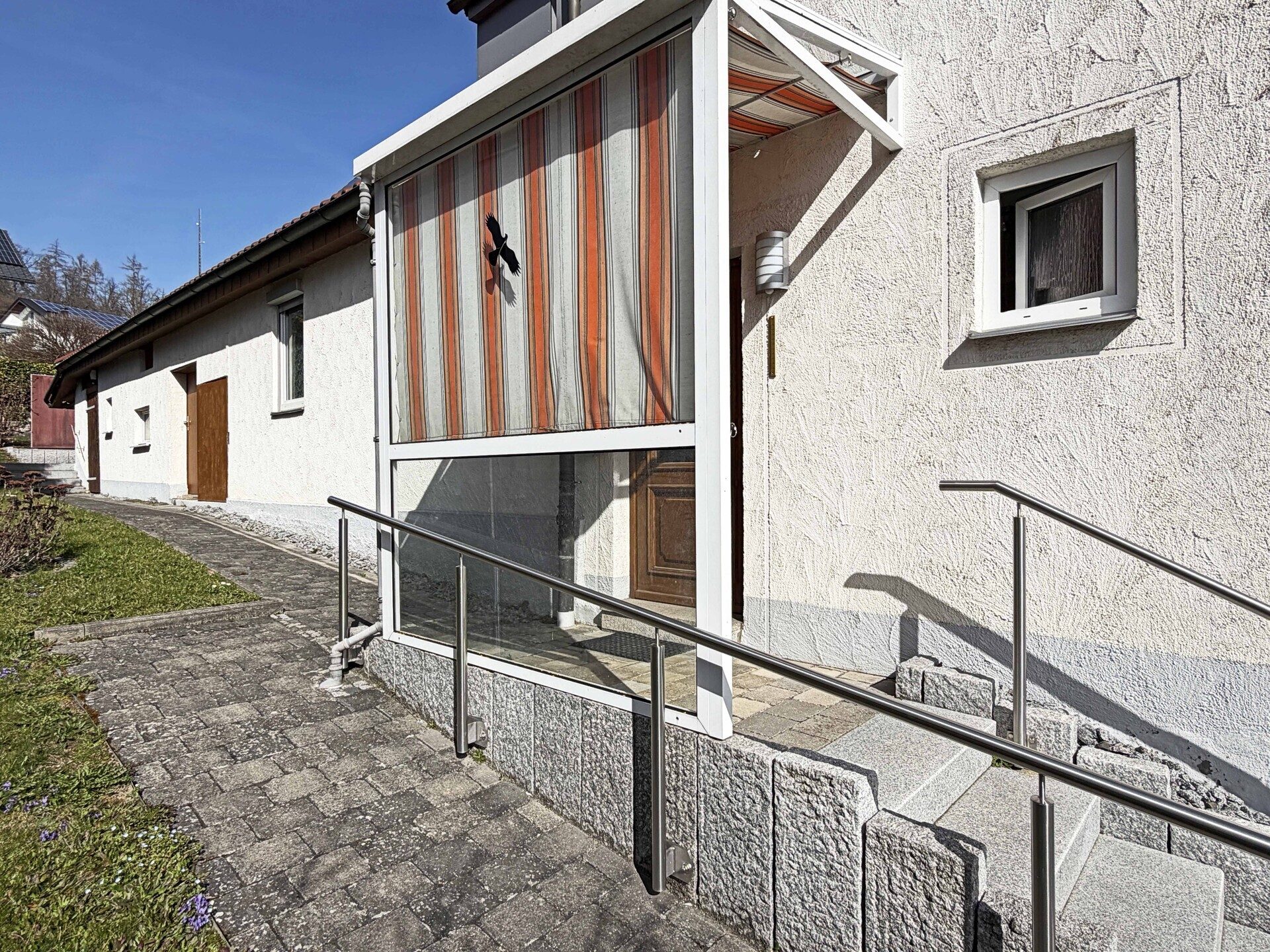 Immobilienangebot - Frickenhausen / Tischardt - Alle - Glücksgriff für Familien und Schrauber. 
8 Zimmer auf 149 m². Plus 251 m² Fläche.
2 große Garagen.