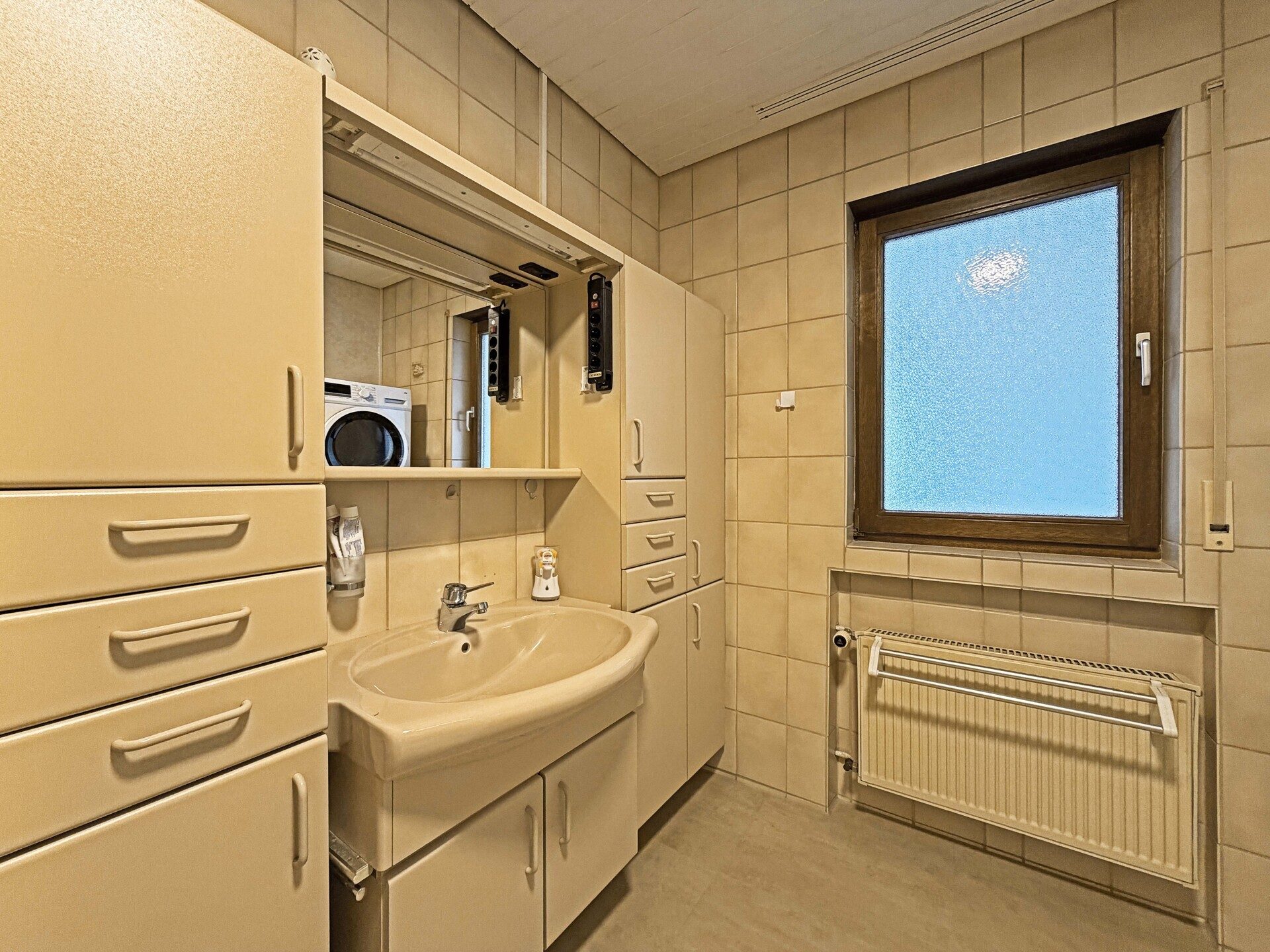 Immobilienangebot - Frickenhausen / Tischardt - Alle - Glücksgriff für Familien und Schrauber. 
8 Zimmer auf 149 m². Plus 251 m² Fläche.
2 große Garagen.