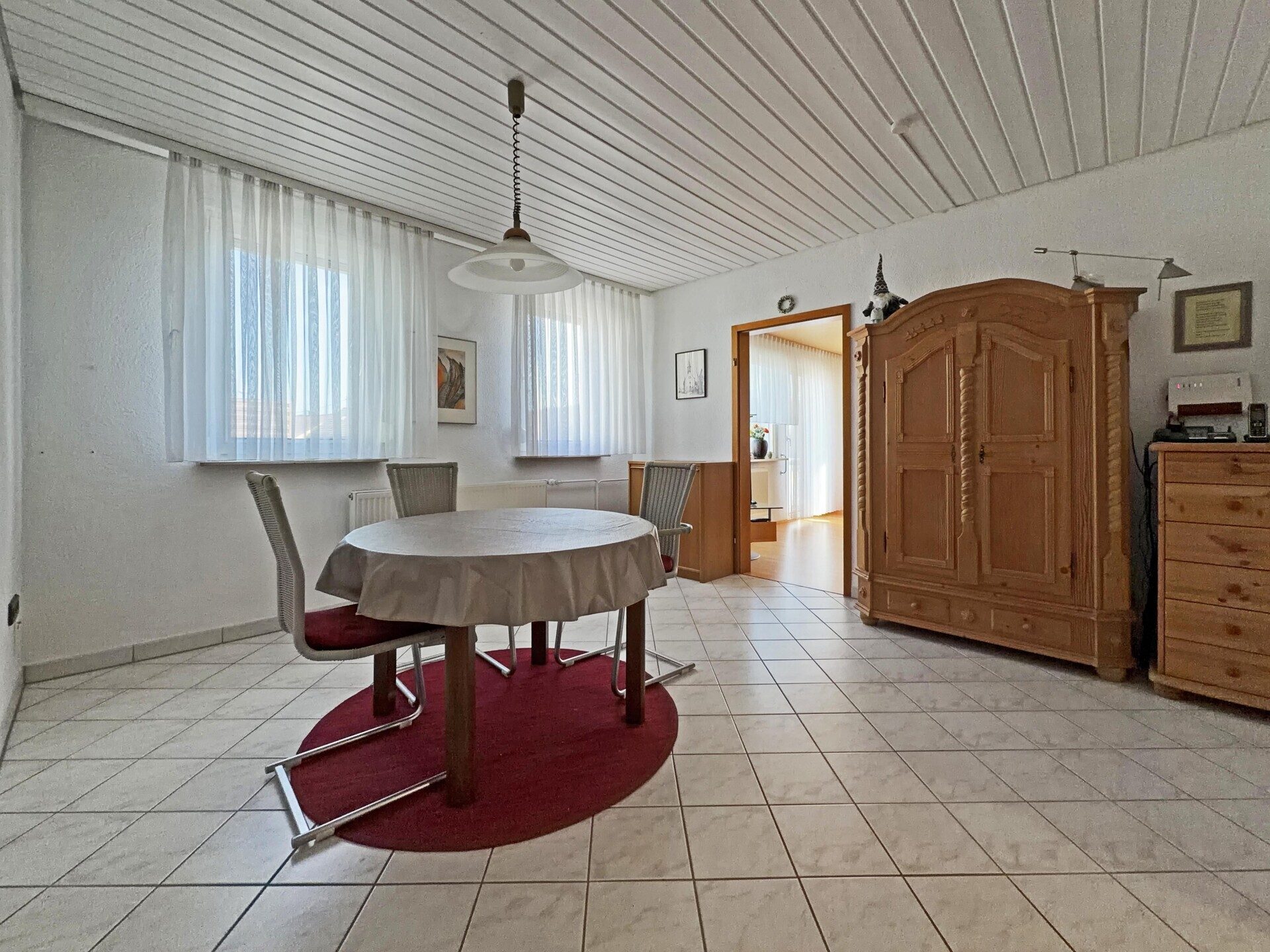 Immobilienangebot - Frickenhausen / Tischardt - Alle - Glücksgriff für Familien und Schrauber. 
8 Zimmer auf 149 m². Plus 251 m² Fläche.
2 große Garagen.