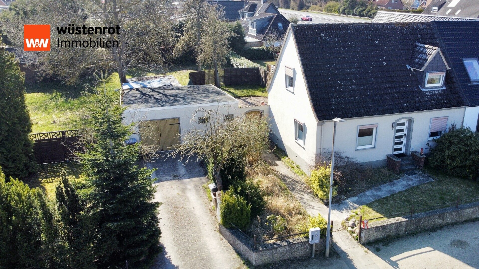 Immobilienangebot - Lübeck - Alle - Großzügiges Grundstück mit Entwicklungspotenzial – kleine Doppelhaushälfte in Lübeck-Kücknitz