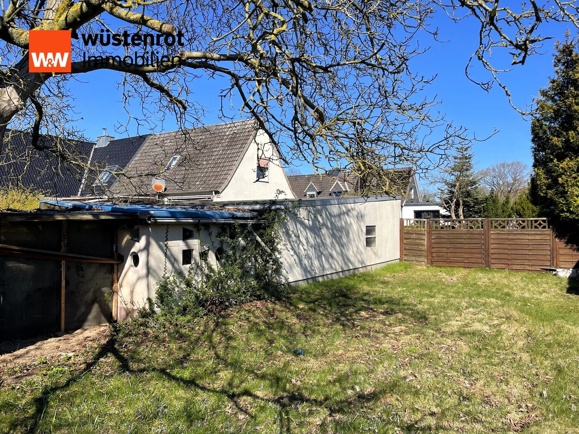Immobilienangebot - Lübeck - Alle - Großzügiges Grundstück mit Entwicklungspotenzial – kleine Doppelhaushälfte in Lübeck-Kücknitz