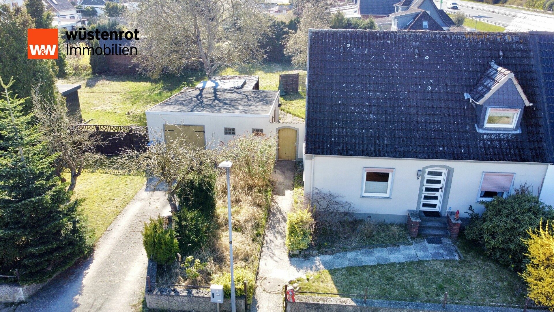 Immobilienangebot - Lübeck - Alle - Großzügiges Grundstück mit Entwicklungspotenzial – kleine Doppelhaushälfte in Lübeck-Kücknitz