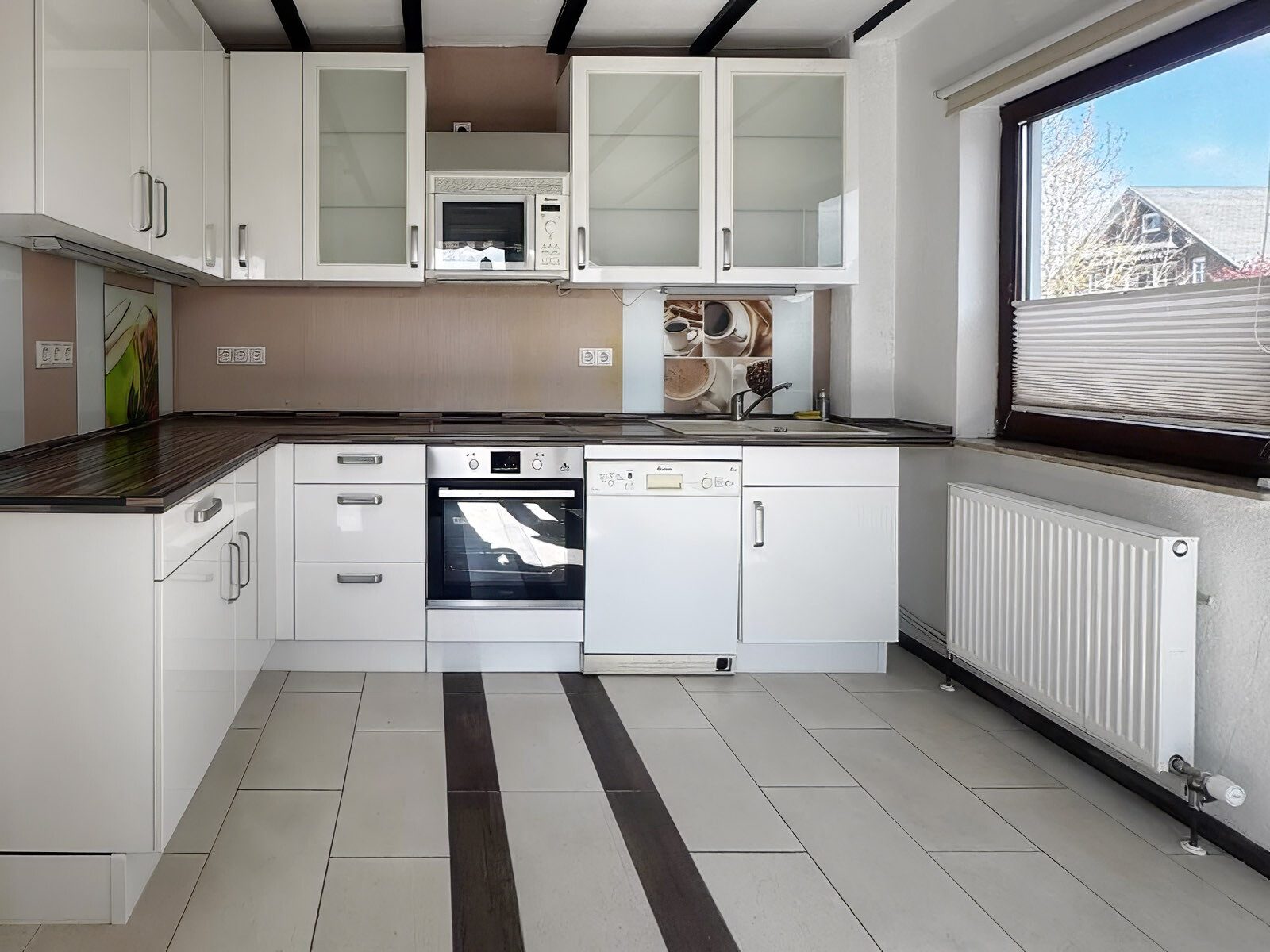 Immobilienangebot - Dormagen - Alle - Charmante 2-Zimmer-Dachgeschosswohnung mit Loggia und ausgebautem Spitzboden in ruhiger Lage