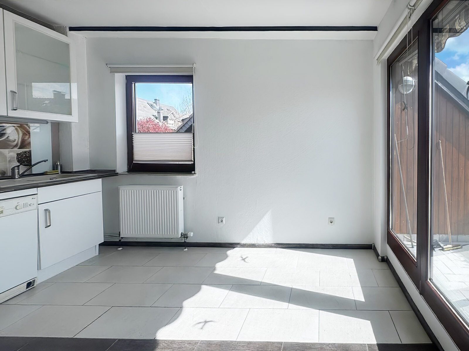 Immobilienangebot - Dormagen - Alle - Charmante 2-Zimmer-Dachgeschosswohnung mit Loggia und ausgebautem Spitzboden in ruhiger Lage