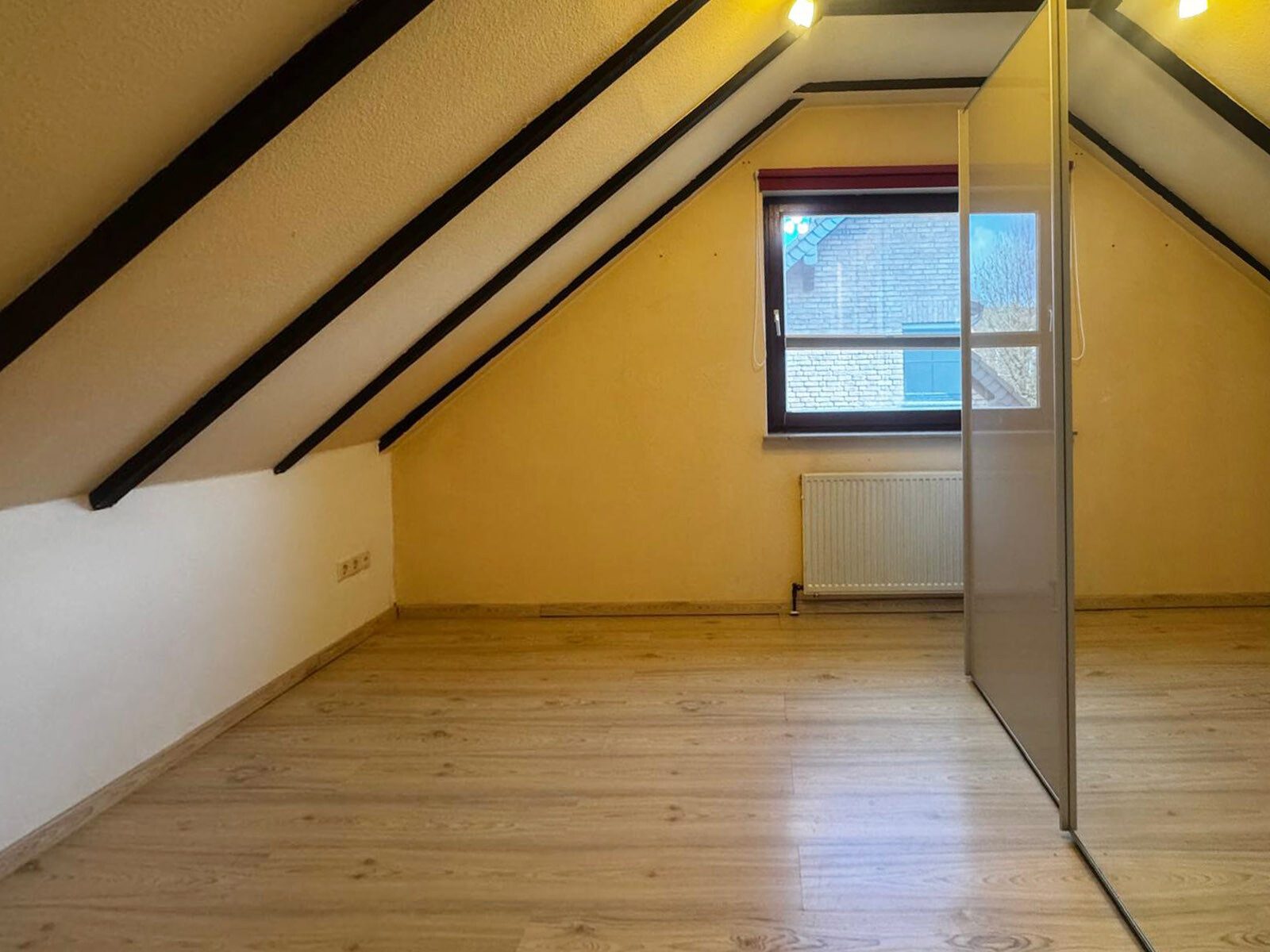 Immobilienangebot - Dormagen - Alle - Charmante 2-Zimmer-Dachgeschosswohnung mit Loggia und ausgebautem Spitzboden in ruhiger Lage