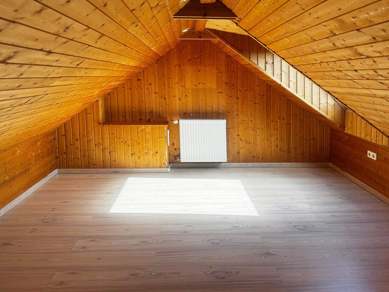 Immobilienangebot - Dormagen - Alle - Charmante 2-Zimmer-Dachgeschosswohnung mit Loggia und ausgebautem Spitzboden in ruhiger Lage