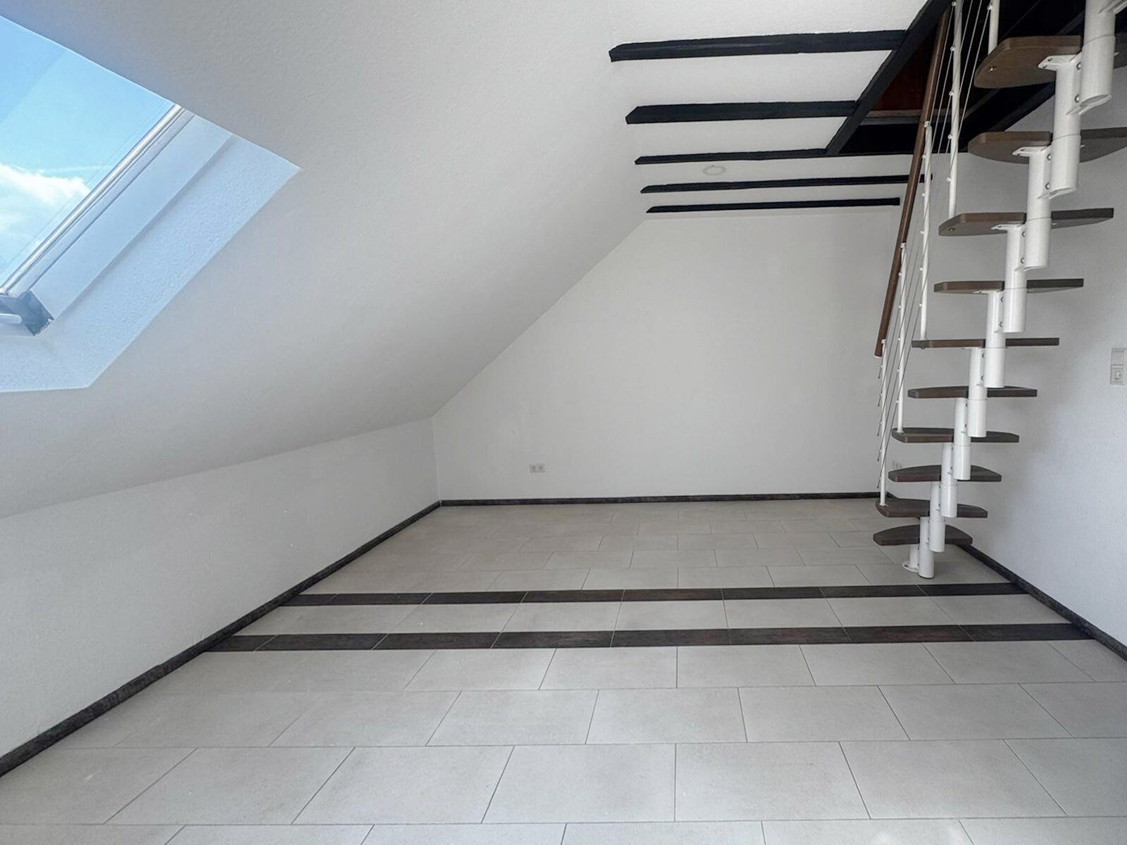 Immobilienangebot - Dormagen - Alle - Charmante 2-Zimmer-Dachgeschosswohnung mit Loggia und ausgebautem Spitzboden in ruhiger Lage