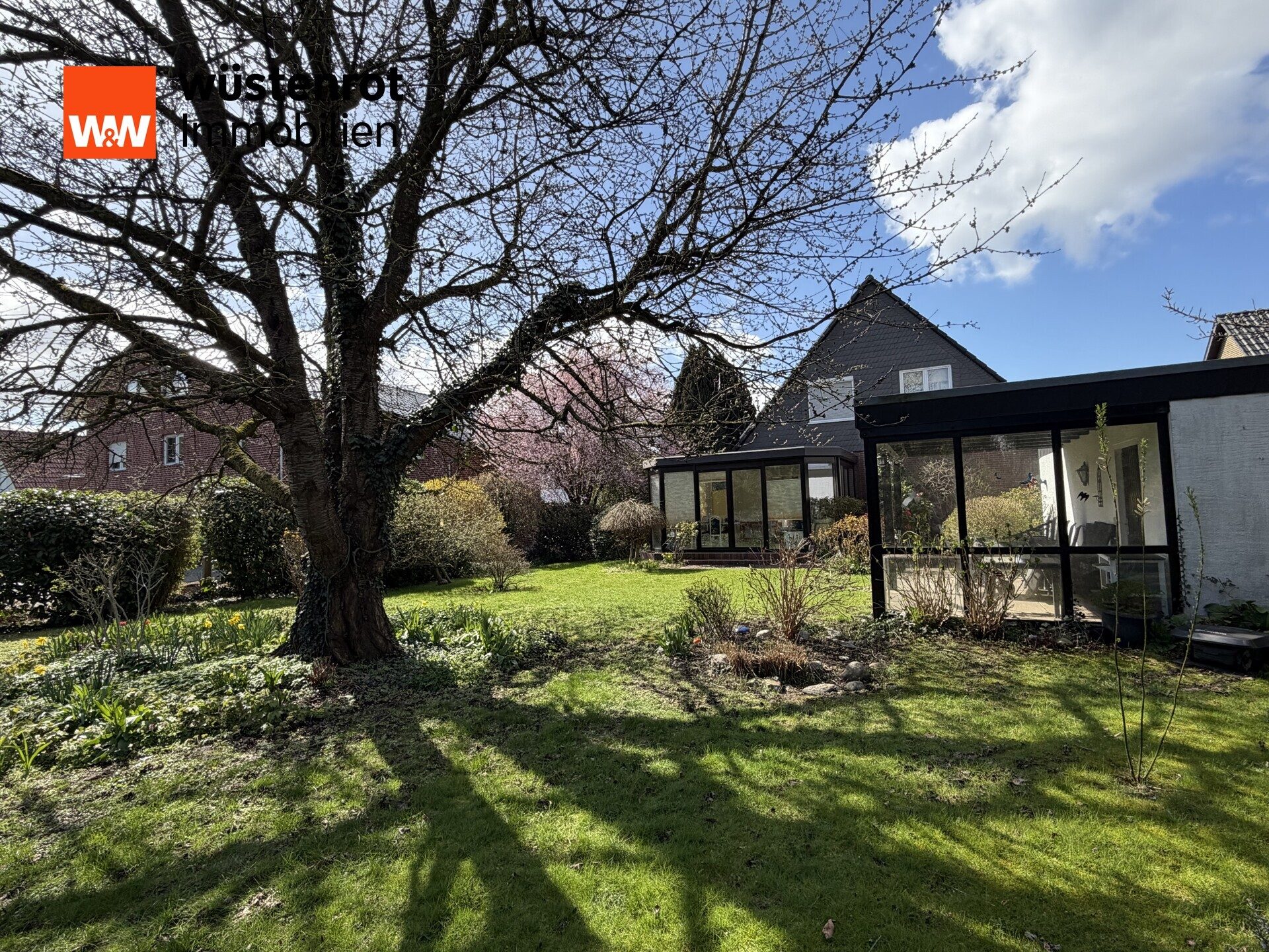Immobilienangebot - Minden - Alle - Idyllisches Einfamilienhaus mit Wintergarten und gepflegtem, großem Garten mit zwei Terrassen