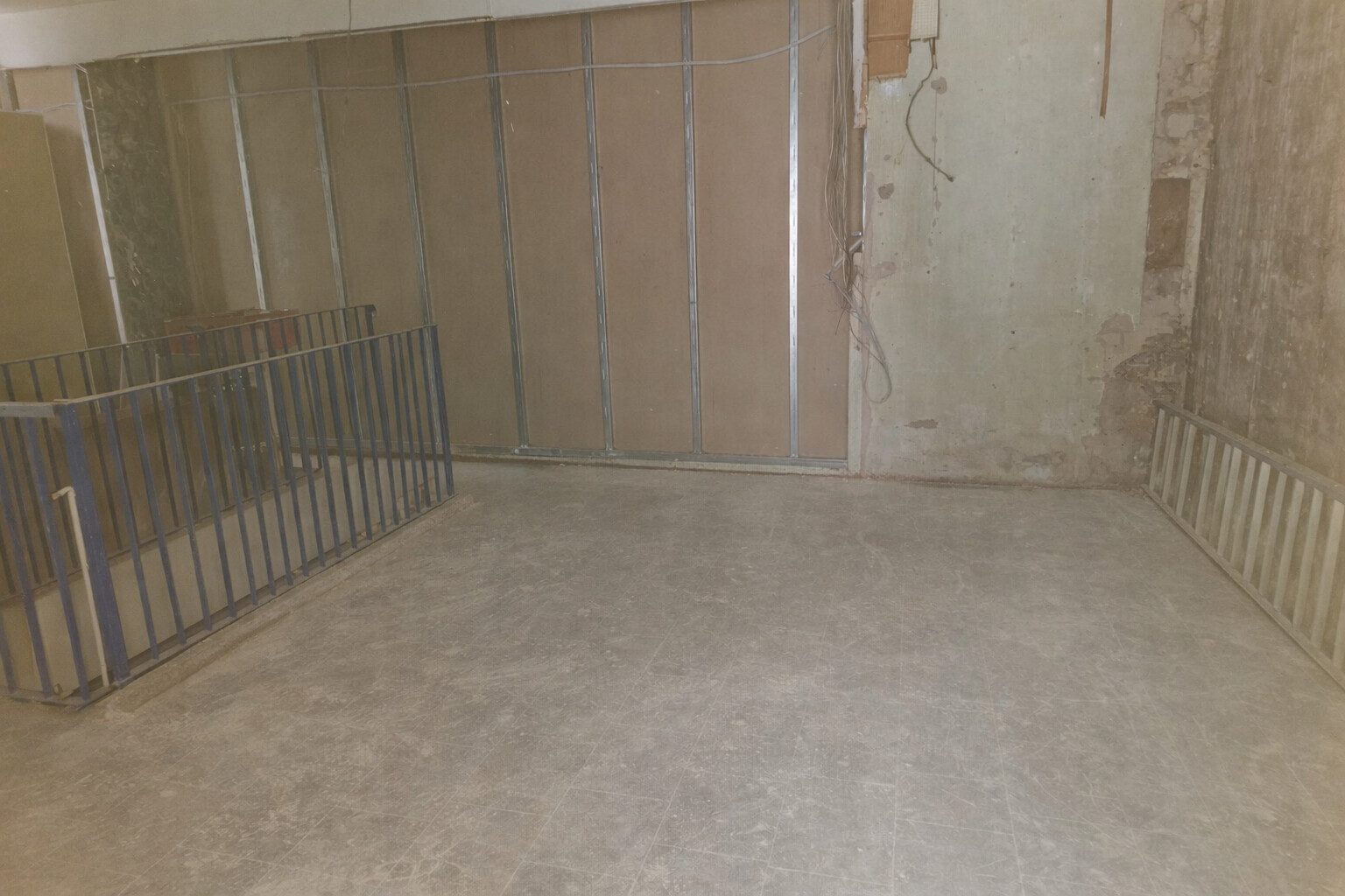 Immobilienangebot - Duisburg - Alle - Modernes Ladenlokal mit großen Schaufenstern und Lagermöglichkeit im Keller! Geeignet für Einzelhandel mit Onlinegeschäft!