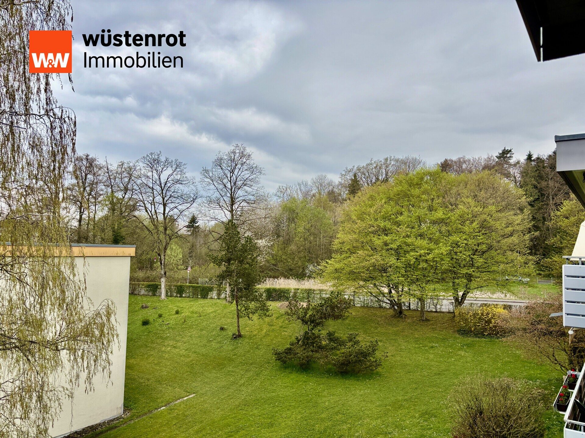 Immobilienangebot - Friedrichshafen / Manzell - Alle - Charmante 3,5 - 4-Zimmer-Wohnung im OG mit großer Sonnenloggia