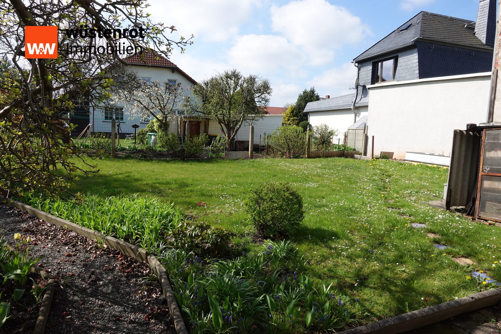 Immobilienangebot - Lugau/Erzgebirge - Alle - Sanierungsbedürftiges Einfamilienhaus mit großem Nebengebäude und Potenzial