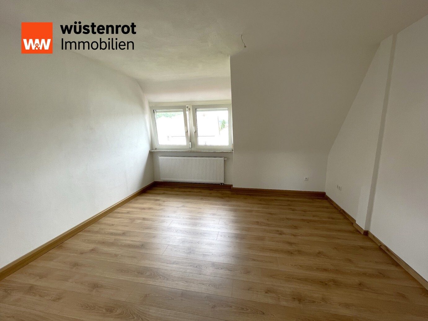 Immobilienangebot - Hersbruck - Alle - Modernisierte und gemütliche 2-Z-DG-Wohnung