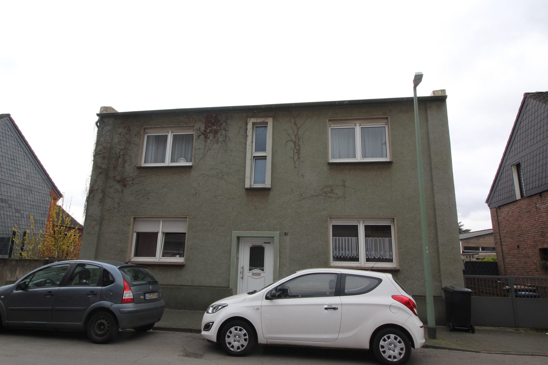 Immobilienangebot - Duisburg - Alle - ZFH teilw. vermietet mit viel Wohnfläche auf großem Grundstück.