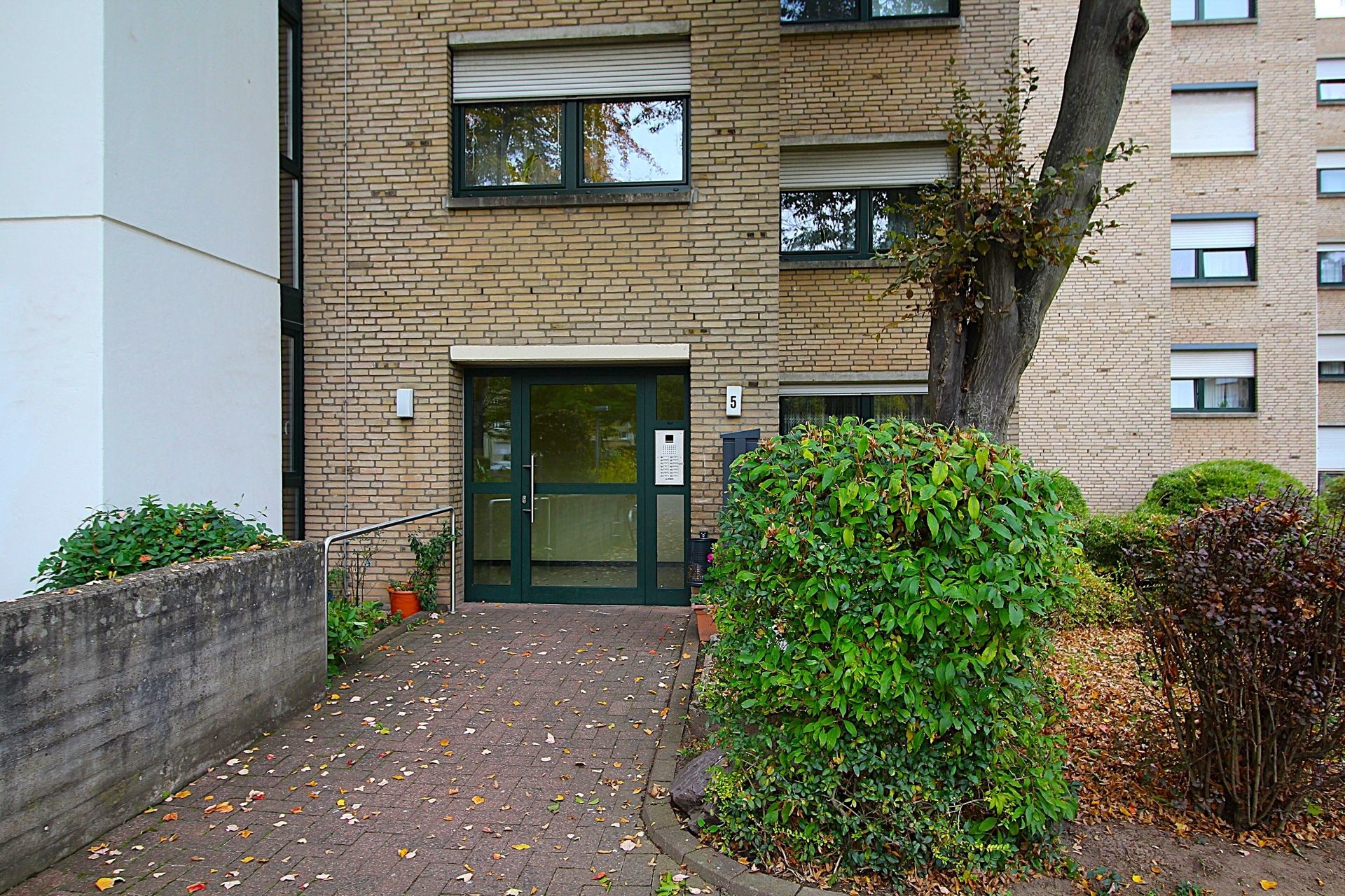 Immobilienangebot - Bonn / Tannenbusch - Alle - Gut geschnittene, barrierearme und bezugsfreie 4 Zimmer-Wohnung mit Balkon und Tiefgaragenstellplatz