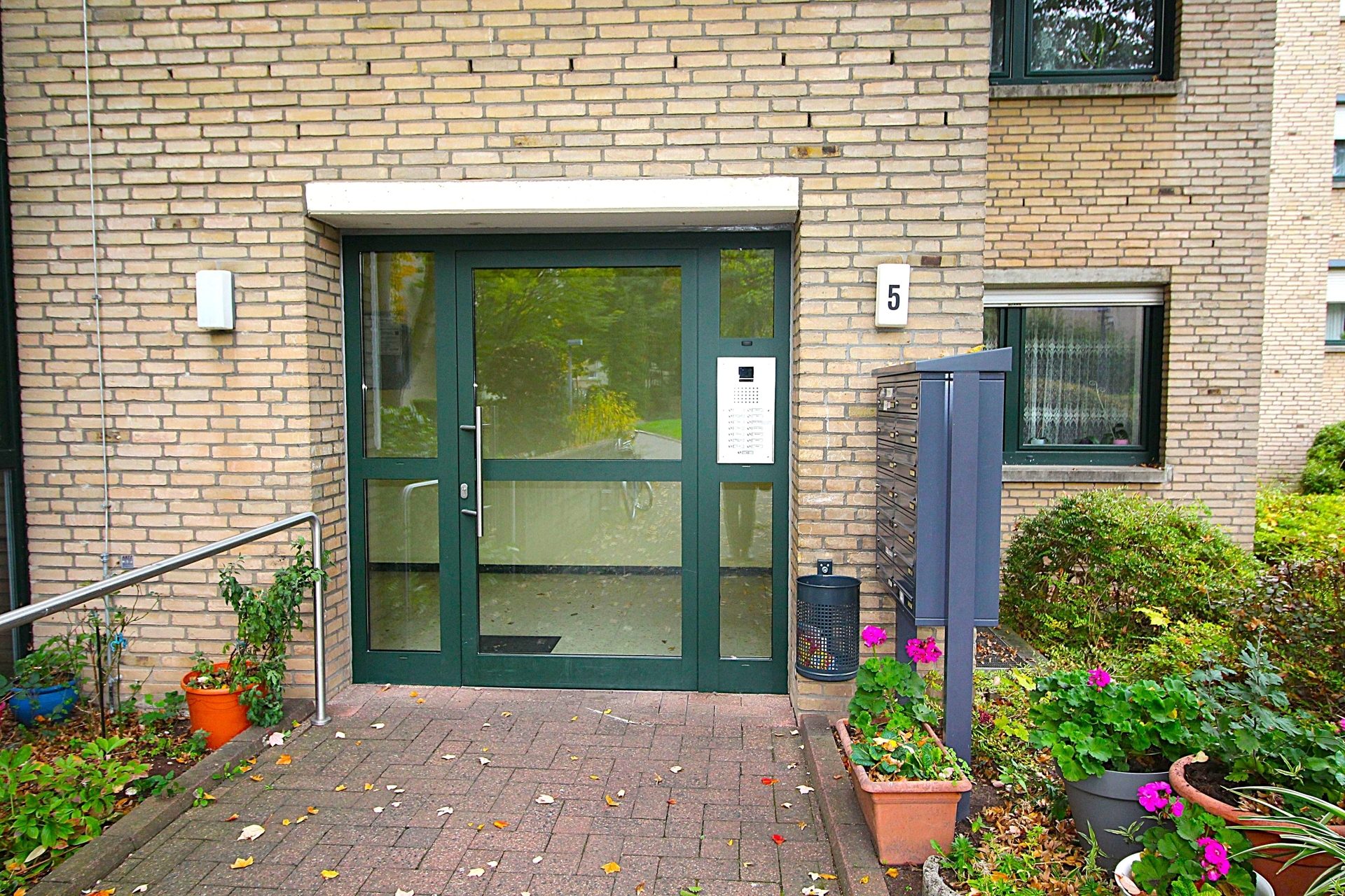 Immobilienangebot - Bonn / Tannenbusch - Alle - Gut geschnittene, barrierearme und bezugsfreie 4 Zimmer-Wohnung mit Balkon und Tiefgaragenstellplatz