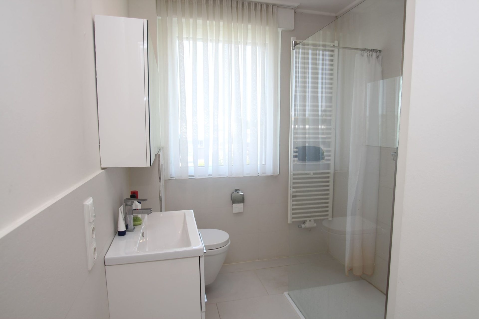 Immobilienangebot - Geilenkirchen - Alle - 3D: Stilvolles Wohnjuwel in der Innenstadt: kernsaniert, möbliert, bezugsfertig