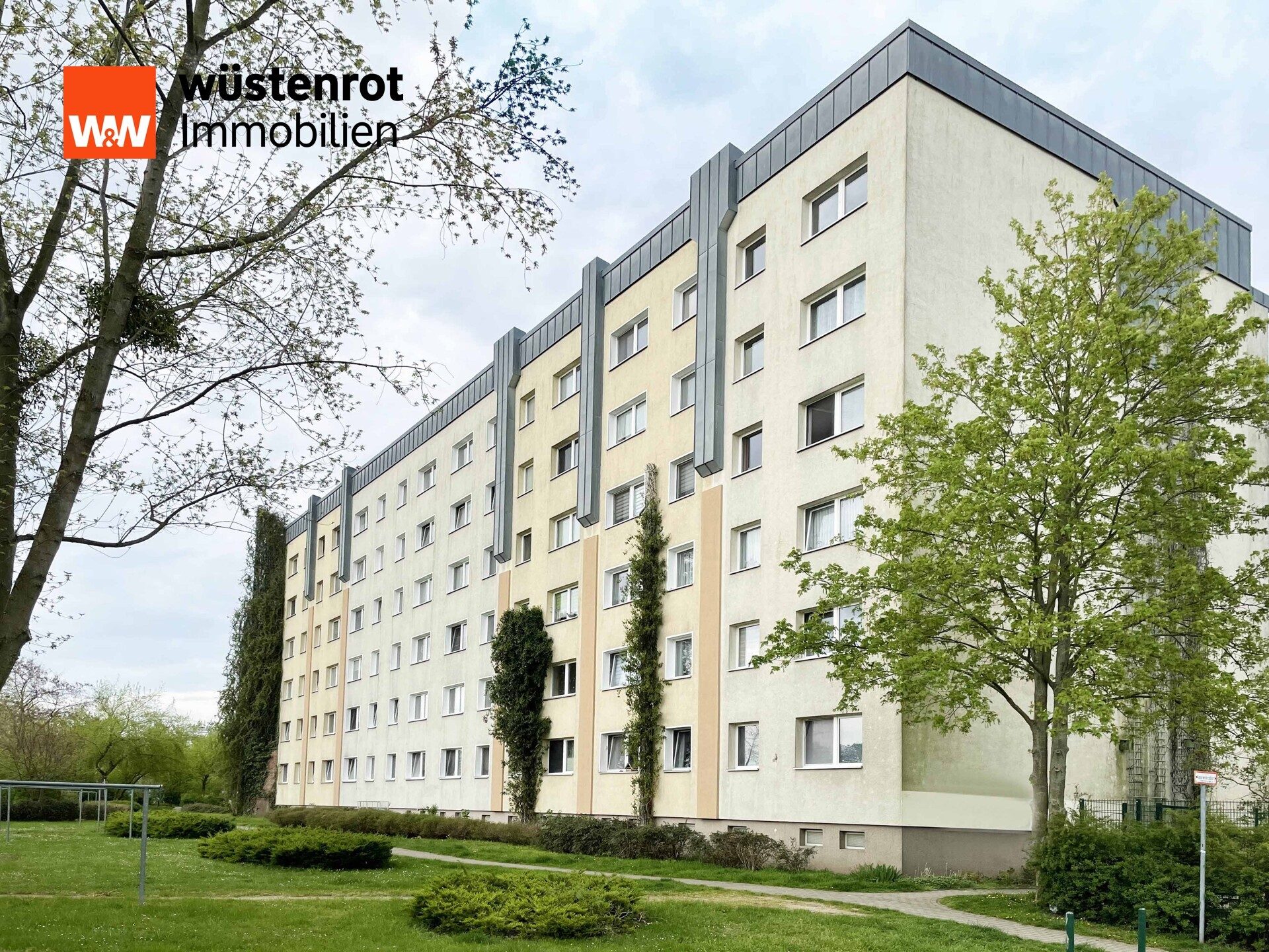 Immobilienangebot - Neubrandenburg - Alle - MIT EINBAUKÜCHE UND BALKON: RENOVIERTE UND HELLE DREI-RAUM-WOHNUNG MIT KELLERRAUM