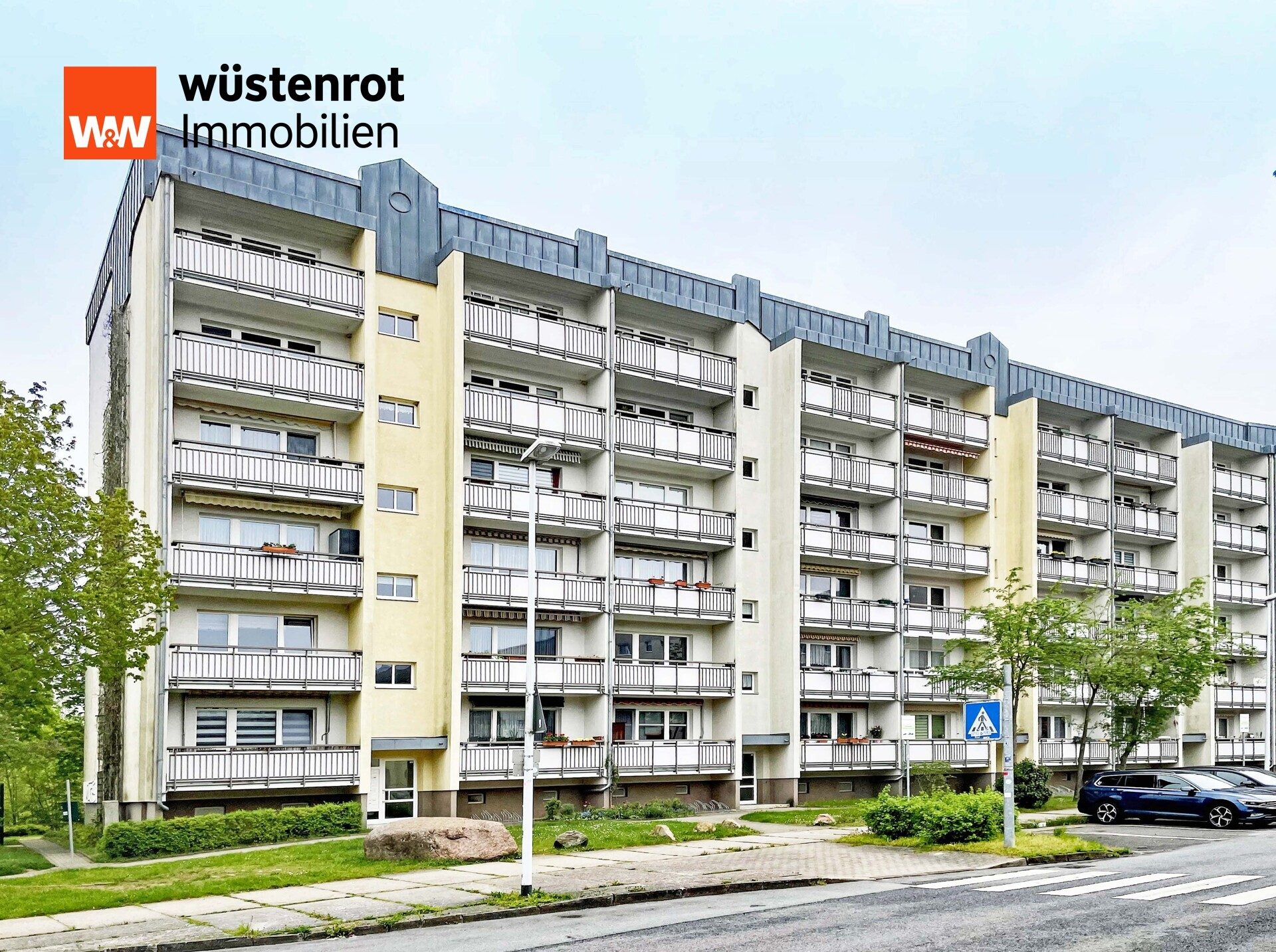 Immobilienangebot - Neubrandenburg - Alle - MIT EINBAUKÜCHE UND BALKON: RENOVIERTE UND HELLE DREI-RAUM-WOHNUNG MIT KELLERRAUM