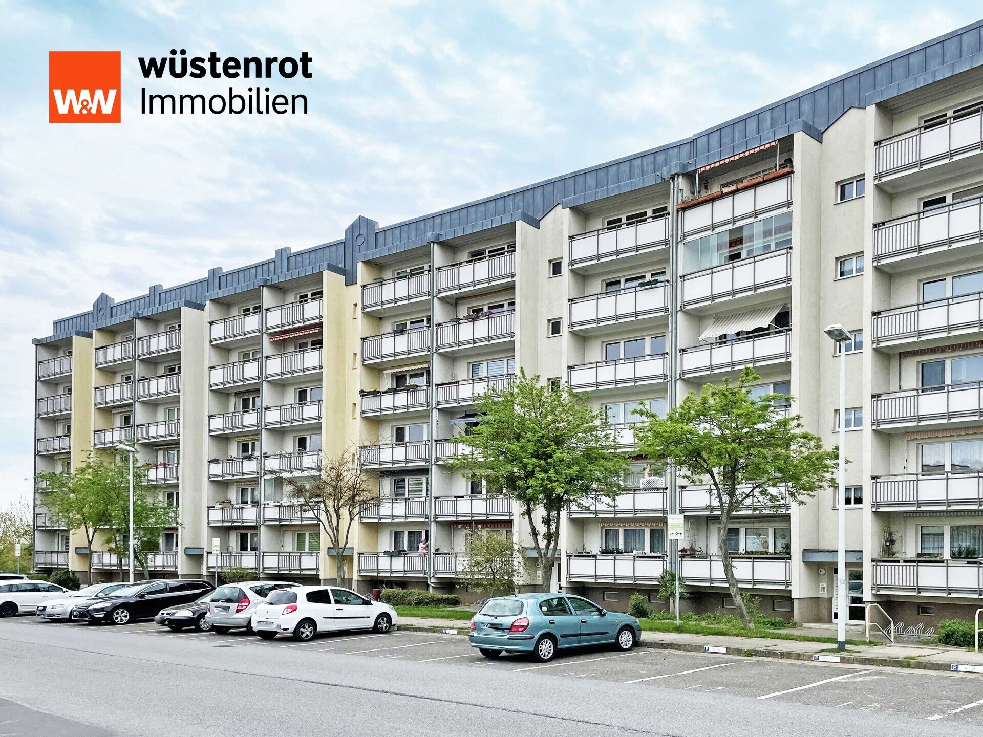 Immobilienangebot - Neubrandenburg - Alle - MIT EINBAUKÜCHE UND BALKON: RENOVIERTE UND HELLE DREI-RAUM-WOHNUNG MIT KELLERRAUM
