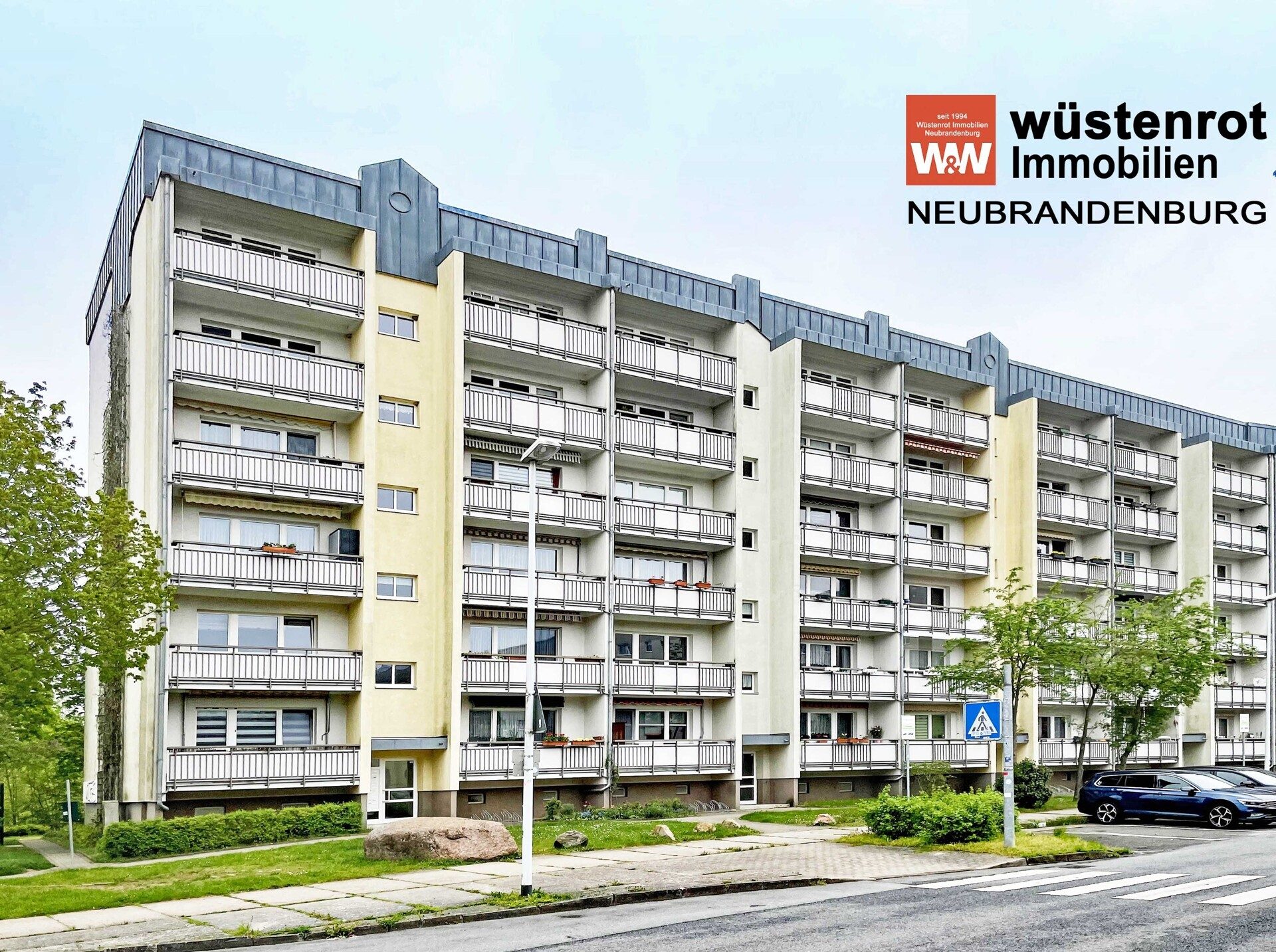 Immobilienangebot - Neubrandenburg - Alle - MIT EINBAUKÜCHE UND BALKON: RENOVIERTE UND HELLE DREI-RAUM-WOHNUNG MIT KELLERRAUM