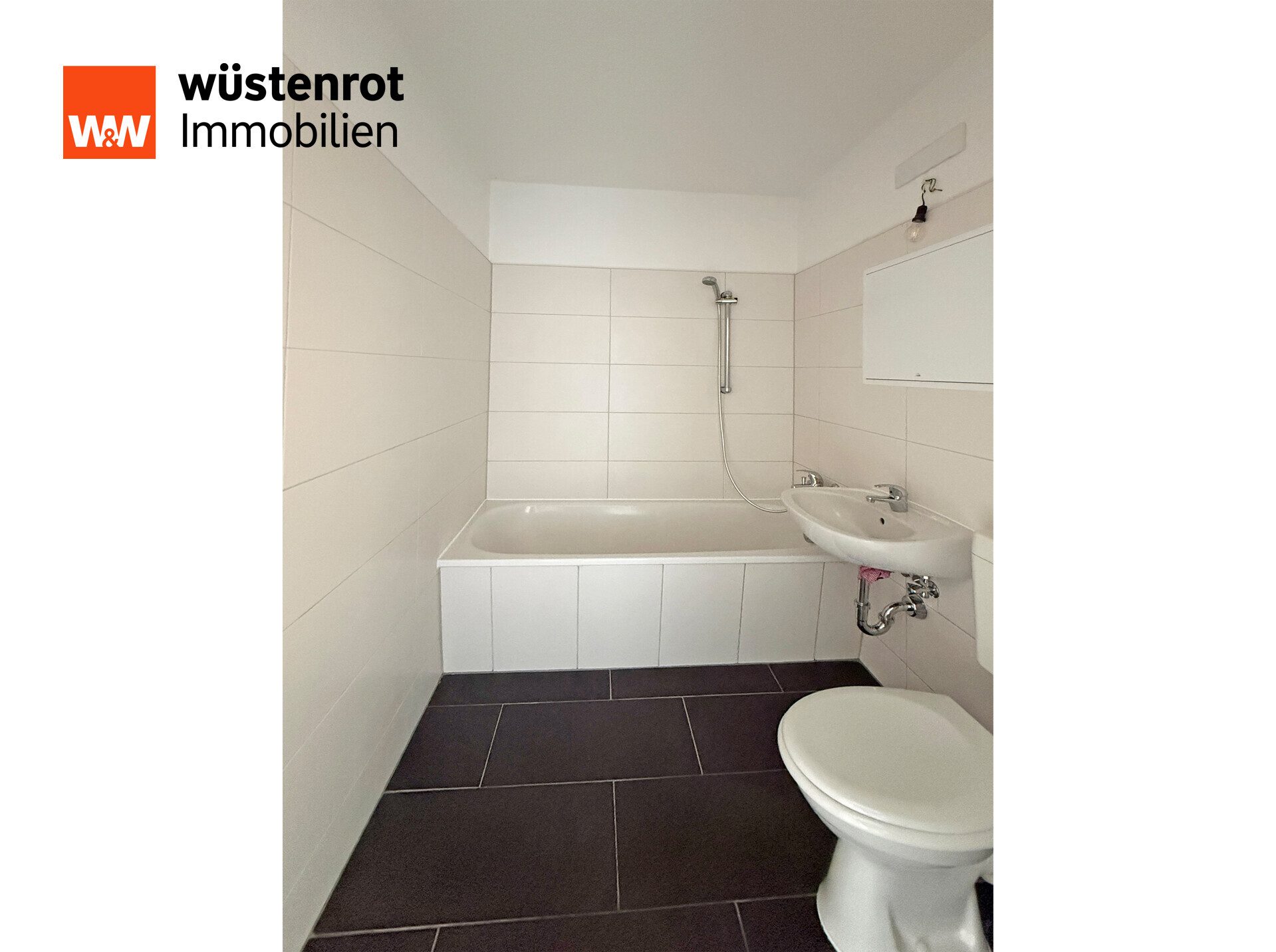 Immobilienangebot - Neubrandenburg - Alle - MIT EINBAUKÜCHE UND BALKON: RENOVIERTE UND HELLE DREI-RAUM-WOHNUNG MIT KELLERRAUM