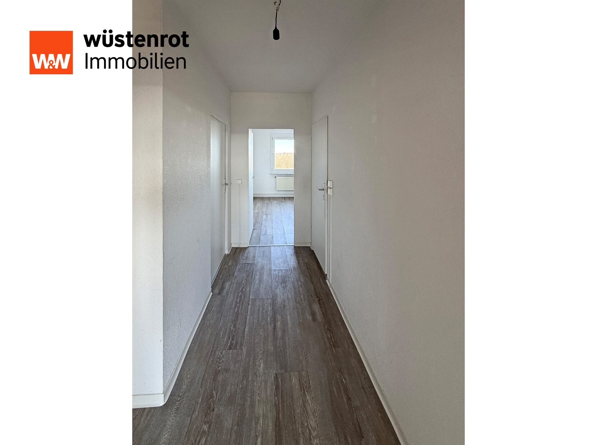 Immobilienangebot - Neubrandenburg - Alle - MIT EINBAUKÜCHE UND BALKON: RENOVIERTE UND HELLE DREI-RAUM-WOHNUNG MIT KELLERRAUM