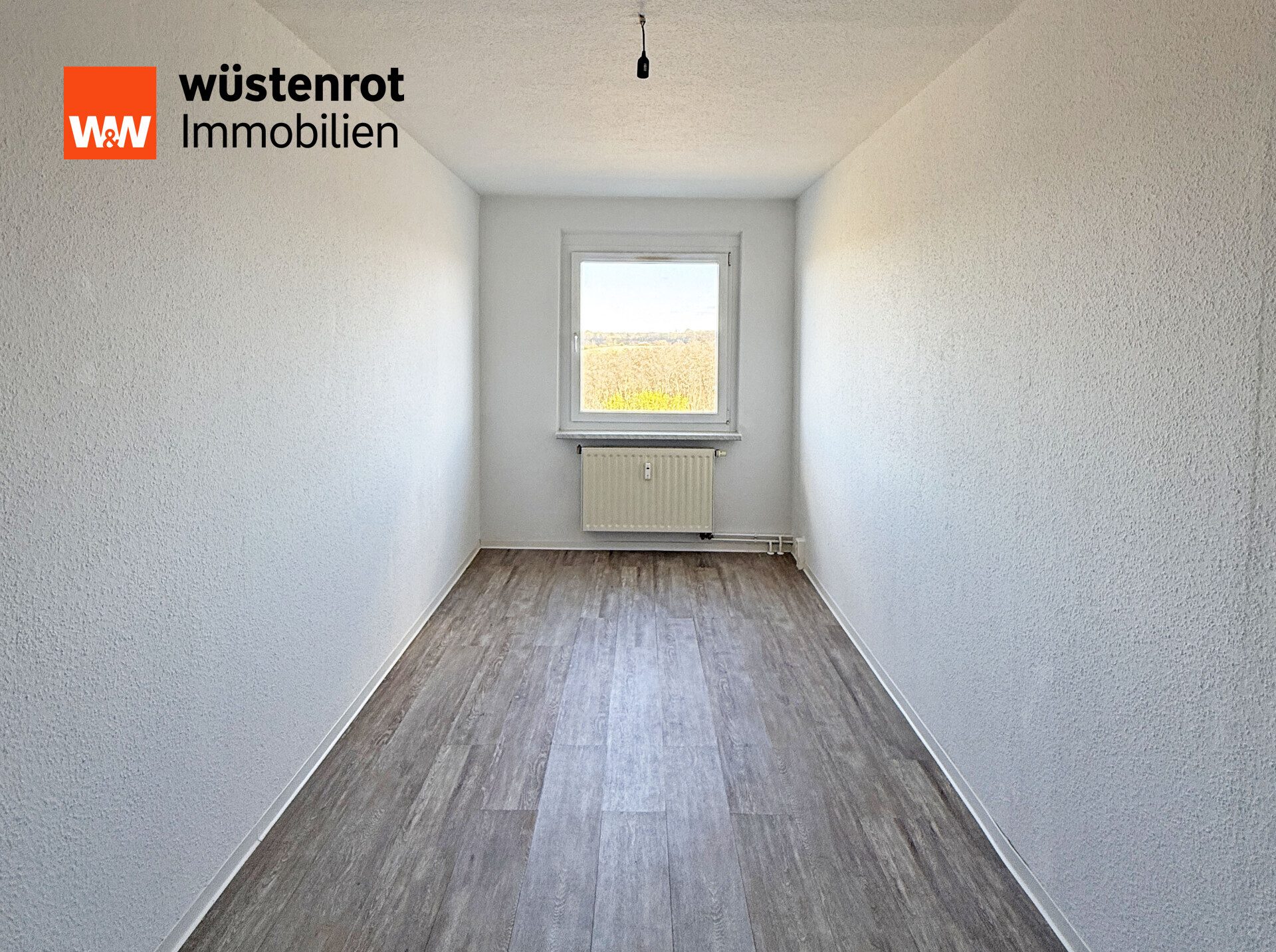 Immobilienangebot - Neubrandenburg - Alle - MIT EINBAUKÜCHE UND BALKON: RENOVIERTE UND HELLE DREI-RAUM-WOHNUNG MIT KELLERRAUM