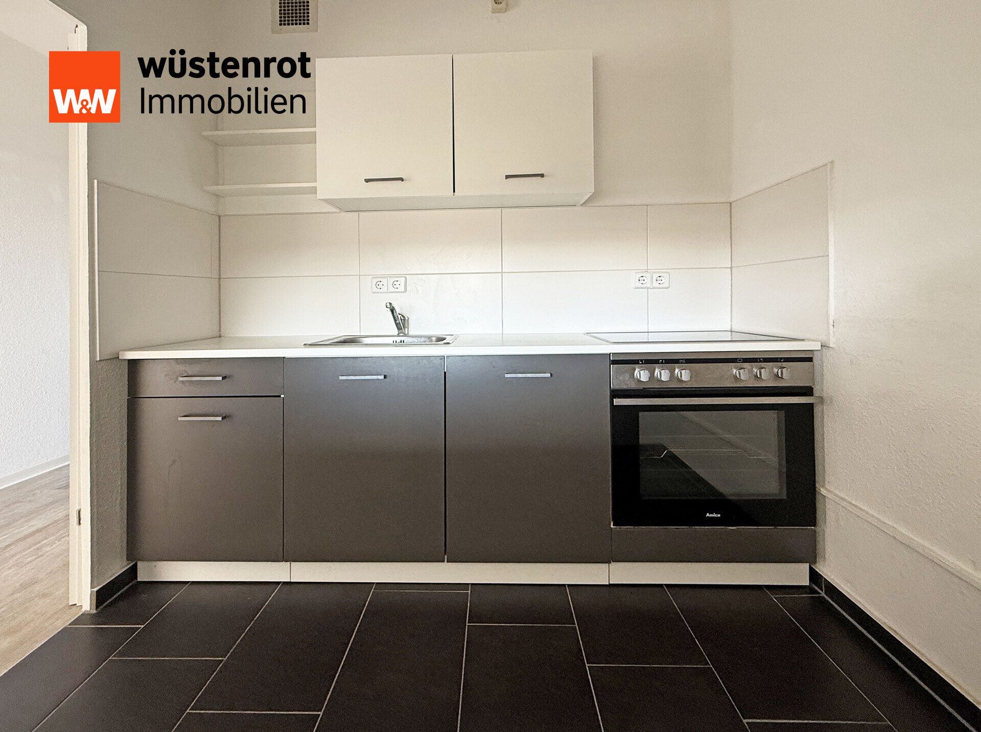 Immobilienangebot - Neubrandenburg - Alle - MIT EINBAUKÜCHE UND BALKON: RENOVIERTE UND HELLE DREI-RAUM-WOHNUNG MIT KELLERRAUM
