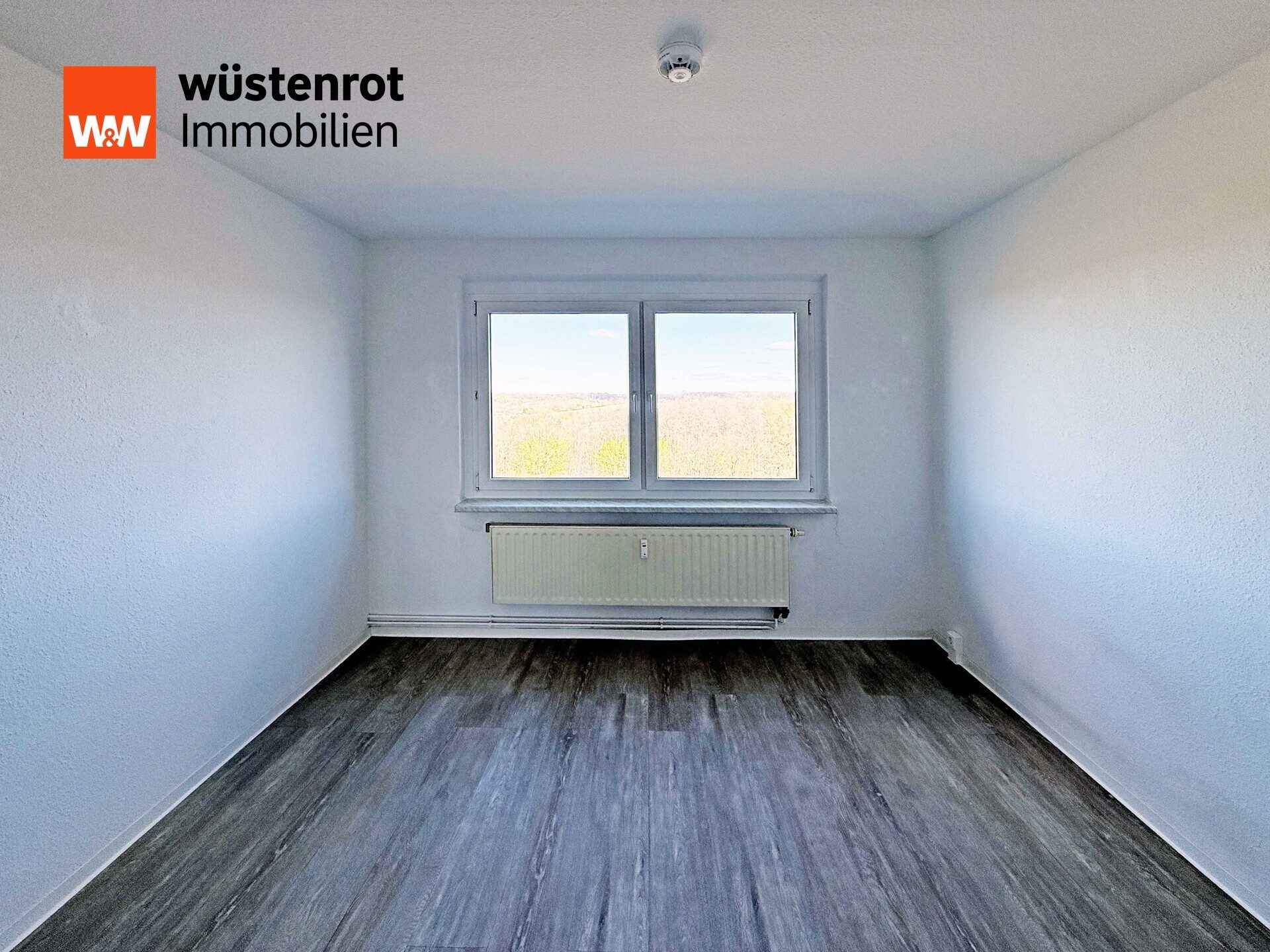 Immobilienangebot - Neubrandenburg - Alle - MIT EINBAUKÜCHE UND BALKON: RENOVIERTE UND HELLE DREI-RAUM-WOHNUNG MIT KELLERRAUM
